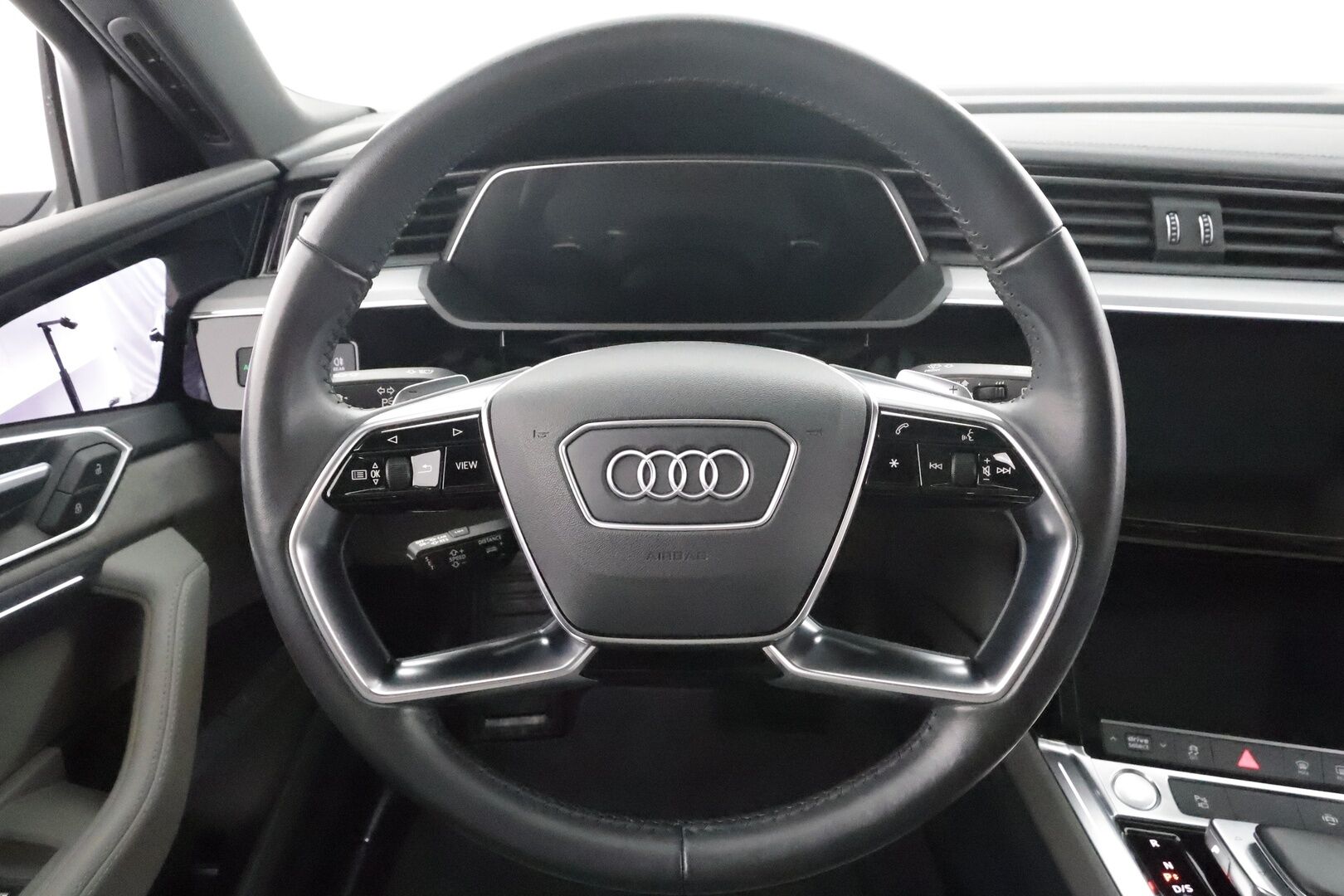 Audi e-tron 2020 Advanced 55 quattro * ACC / Matrix / P.Kamera / Kaistavahti / Panorama / Keyless / Sportpenkki Muistilla * - 2x Latauskaapelit / Kahdet renkaat aluvanteilla