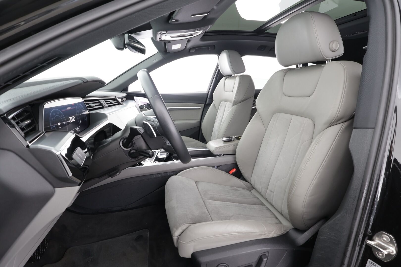 Audi e-tron 2020 Advanced 55 quattro * ACC / Matrix / P.Kamera / Kaistavahti / Panorama / Keyless / Sportpenkki Muistilla * - 2x Latauskaapelit / Kahdet renkaat aluvanteilla