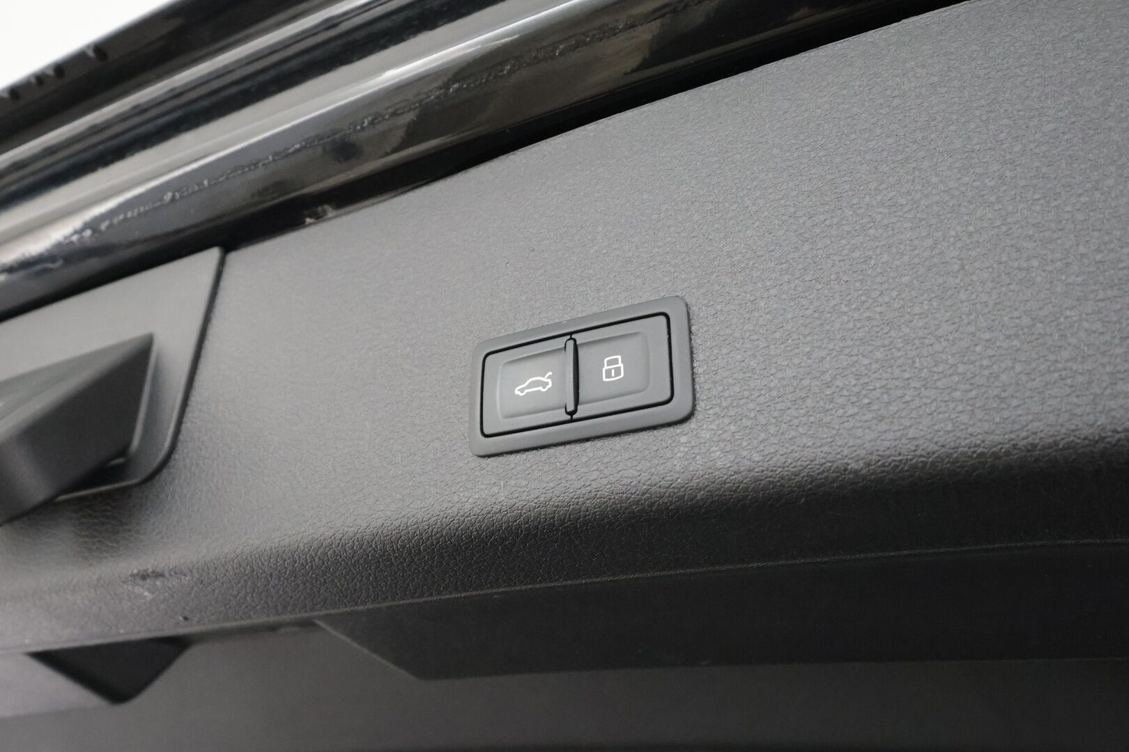 Audi e-tron 2020 Advanced 55 quattro * ACC / Matrix / P.Kamera / Kaistavahti / Panorama / Keyless / Sportpenkki Muistilla * - 2x Latauskaapelit / Kahdet renkaat aluvanteilla