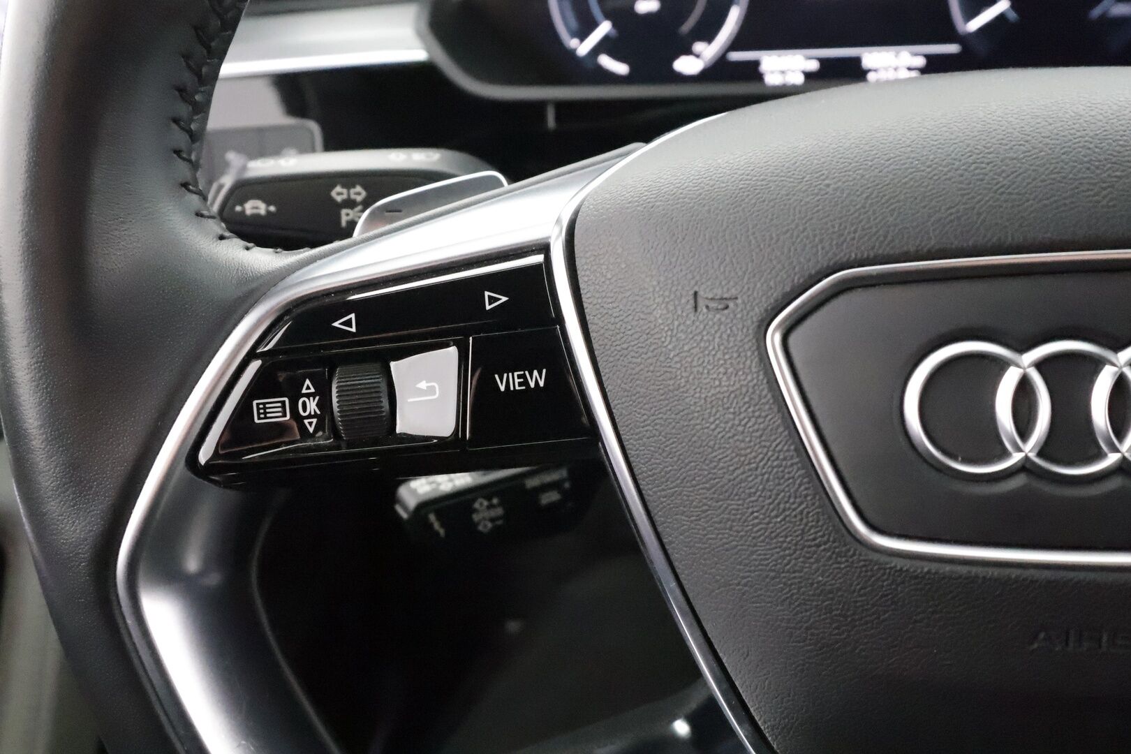 Audi e-tron 2020 Advanced 55 quattro * ACC / Matrix / P.Kamera / Kaistavahti / Panorama / Keyless / Sportpenkki Muistilla * - 2x Latauskaapelit / Kahdet renkaat aluvanteilla