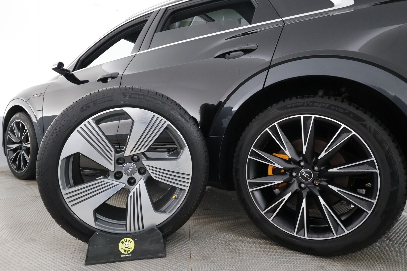 Audi e-tron 2020 Advanced 55 quattro * ACC / Matrix / P.Kamera / Kaistavahti / Panorama / Keyless / Sportpenkki Muistilla * - 2x Latauskaapelit / Kahdet renkaat aluvanteilla
