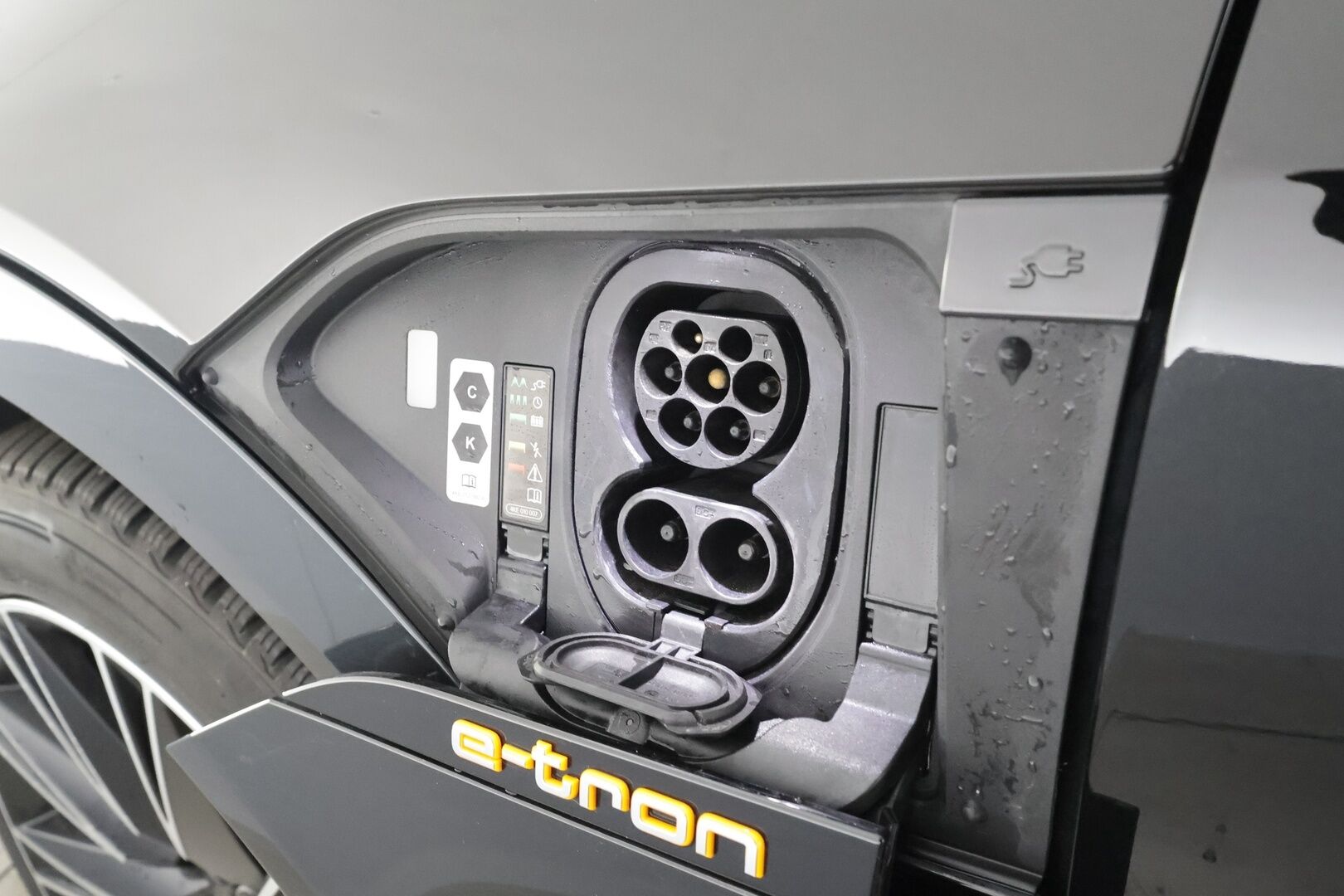 Audi e-tron 2020 Advanced 55 quattro * ACC / Matrix / P.Kamera / Kaistavahti / Panorama / Keyless / Sportpenkki Muistilla * - 2x Latauskaapelit / Kahdet renkaat aluvanteilla