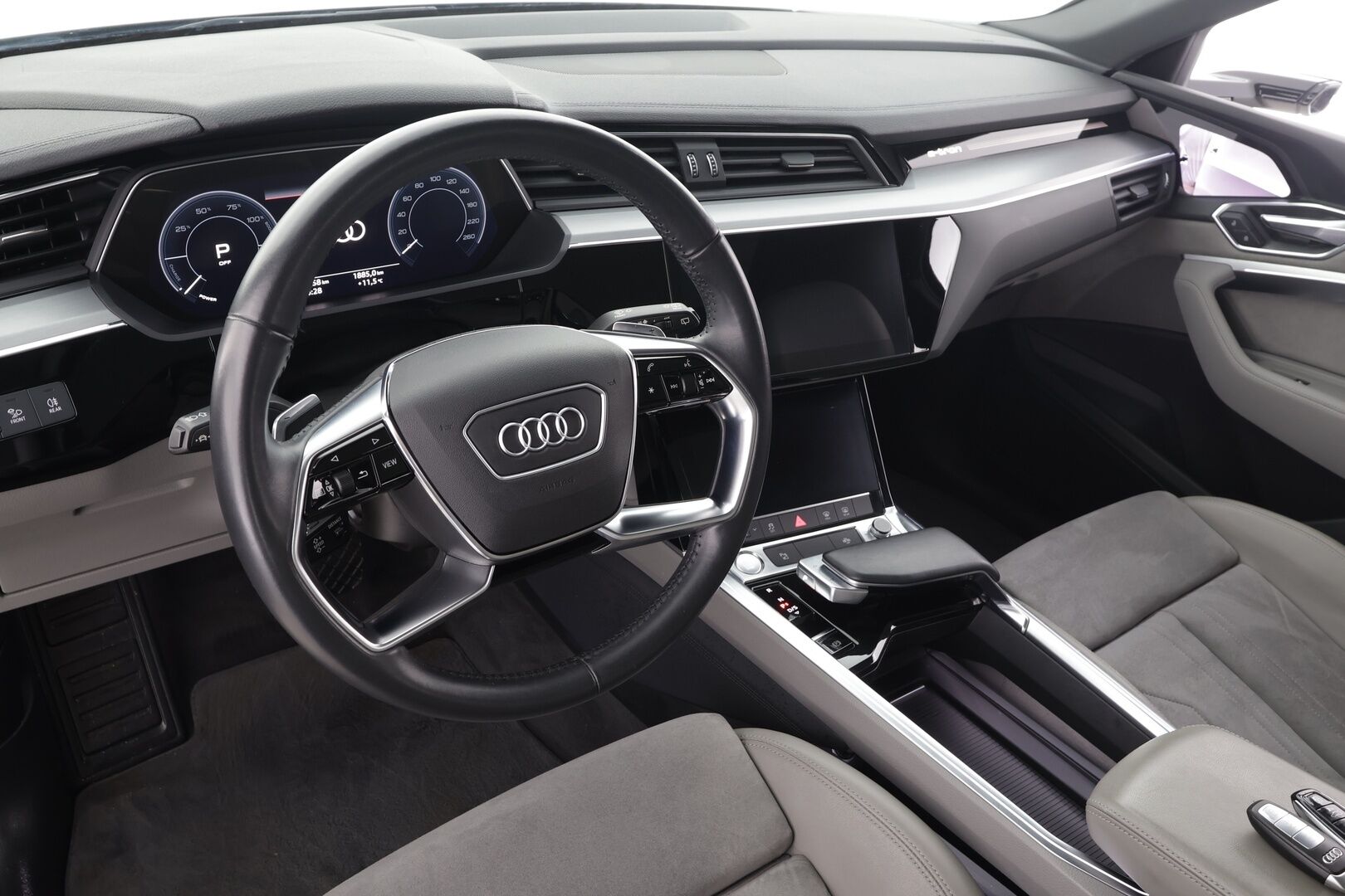 Audi e-tron 2020 Advanced 55 quattro * ACC / Matrix / P.Kamera / Kaistavahti / Panorama / Keyless / Sportpenkki Muistilla * - 2x Latauskaapelit / Kahdet renkaat aluvanteilla