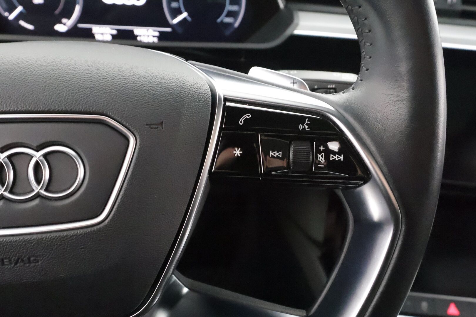 Audi e-tron 2020 Advanced 55 quattro * ACC / Matrix / P.Kamera / Kaistavahti / Panorama / Keyless / Sportpenkki Muistilla * - 2x Latauskaapelit / Kahdet renkaat aluvanteilla