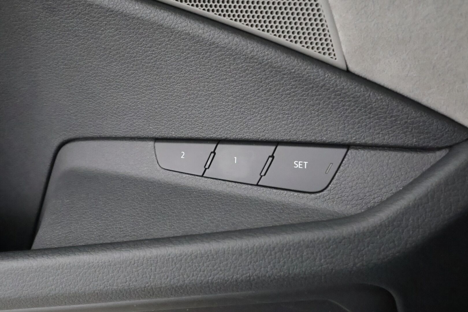 Audi e-tron 2020 Advanced 55 quattro * ACC / Matrix / P.Kamera / Kaistavahti / Panorama / Keyless / Sportpenkki Muistilla * - 2x Latauskaapelit / Kahdet renkaat aluvanteilla