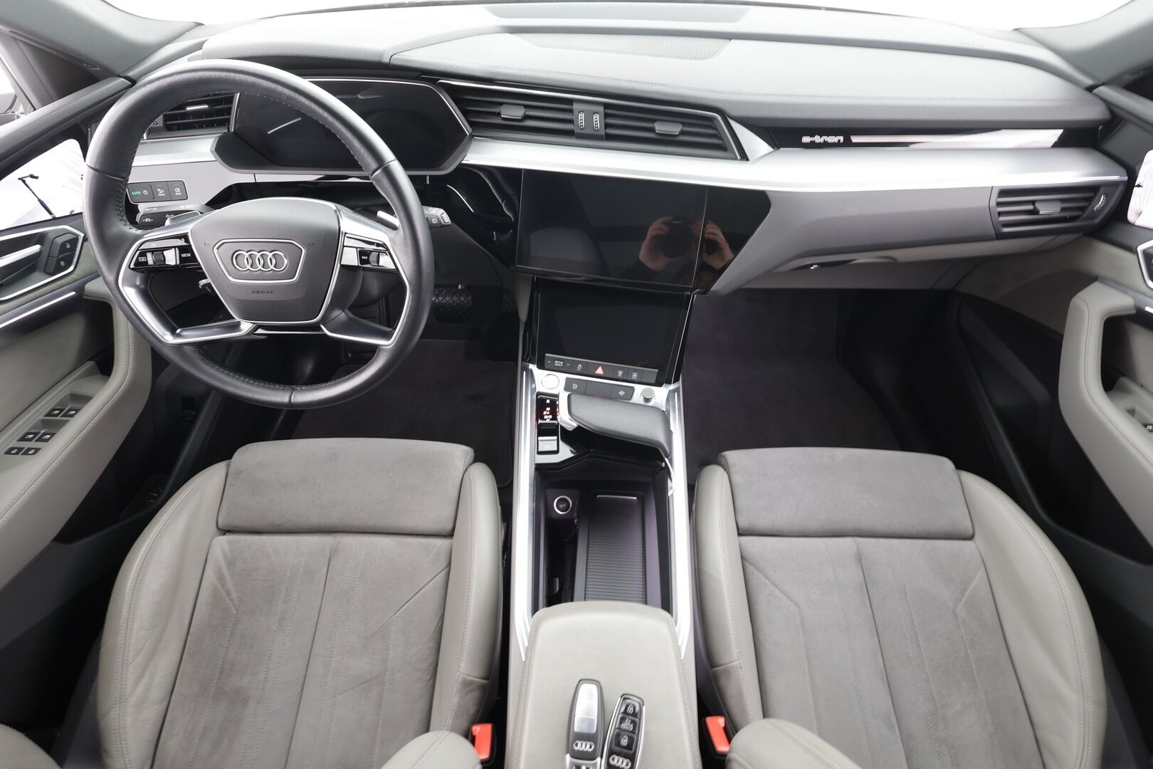 Audi e-tron 2020 Advanced 55 quattro * ACC / Matrix / P.Kamera / Kaistavahti / Panorama / Keyless / Sportpenkki Muistilla * - 2x Latauskaapelit / Kahdet renkaat aluvanteilla