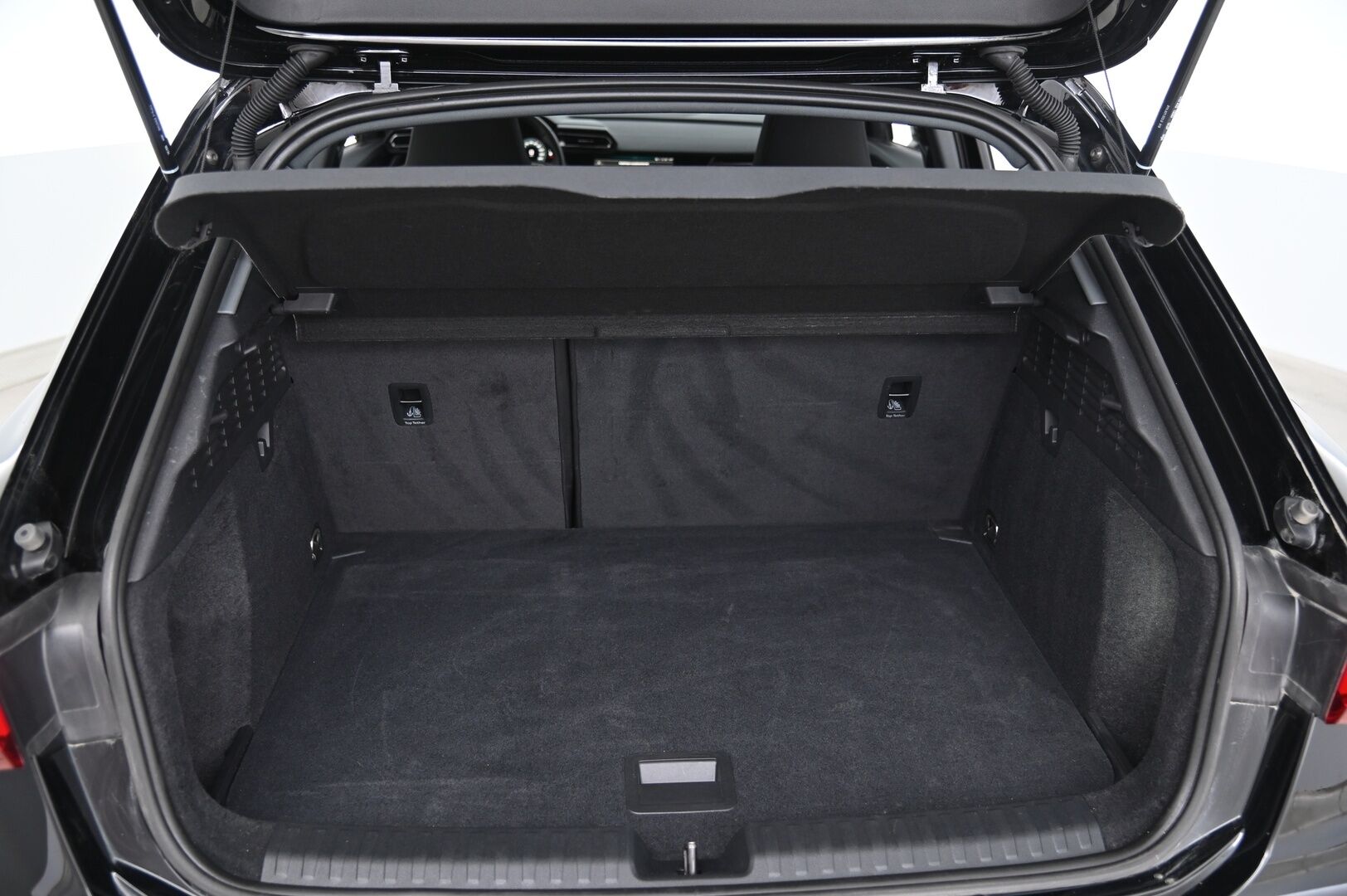 Audi A3 2025 Sportback 35 TFSI - Merkkihuollot | Flat Bottom | ACC | P.kamera | Sporttipenkit | Digimittaristo | 2x Renkaat ja Vanteet