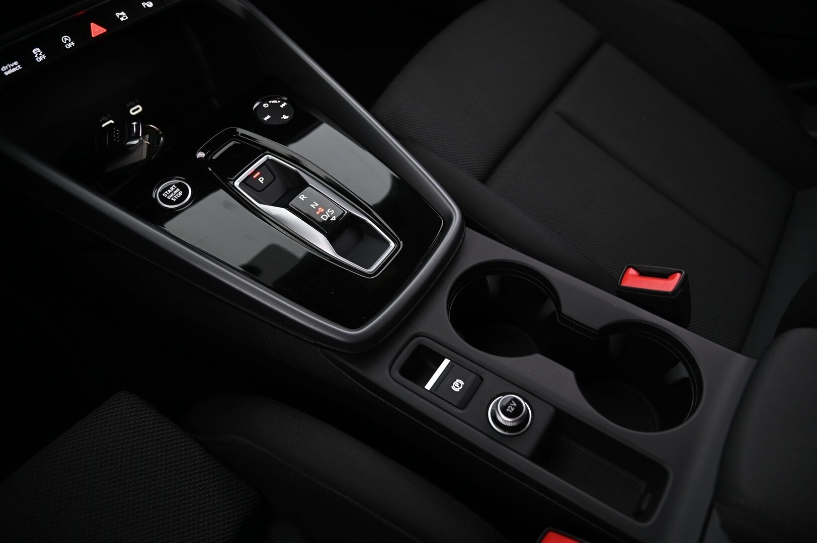 Audi A3 2025 Sportback 35 TFSI - Merkkihuollot | Flat Bottom | ACC | P.kamera | Sporttipenkit | Digimittaristo | 2x Renkaat ja Vanteet
