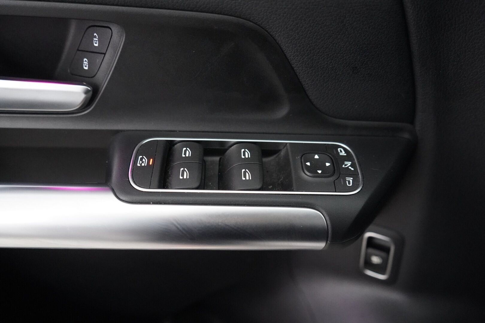 Mercedes-Benz EQA 2025 EQA 300 4MATIC - Puolinahat | Kamera | Digimittaristo | Ratinlämmitys | Ambient | Sähkökontti | Juuri huollettu