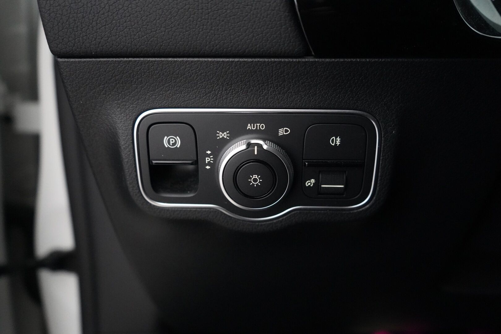 Mercedes-Benz EQA 2025 EQA 300 4MATIC - Puolinahat | Kamera | Digimittaristo | Ratinlämmitys | Ambient | Sähkökontti | Juuri huollettu