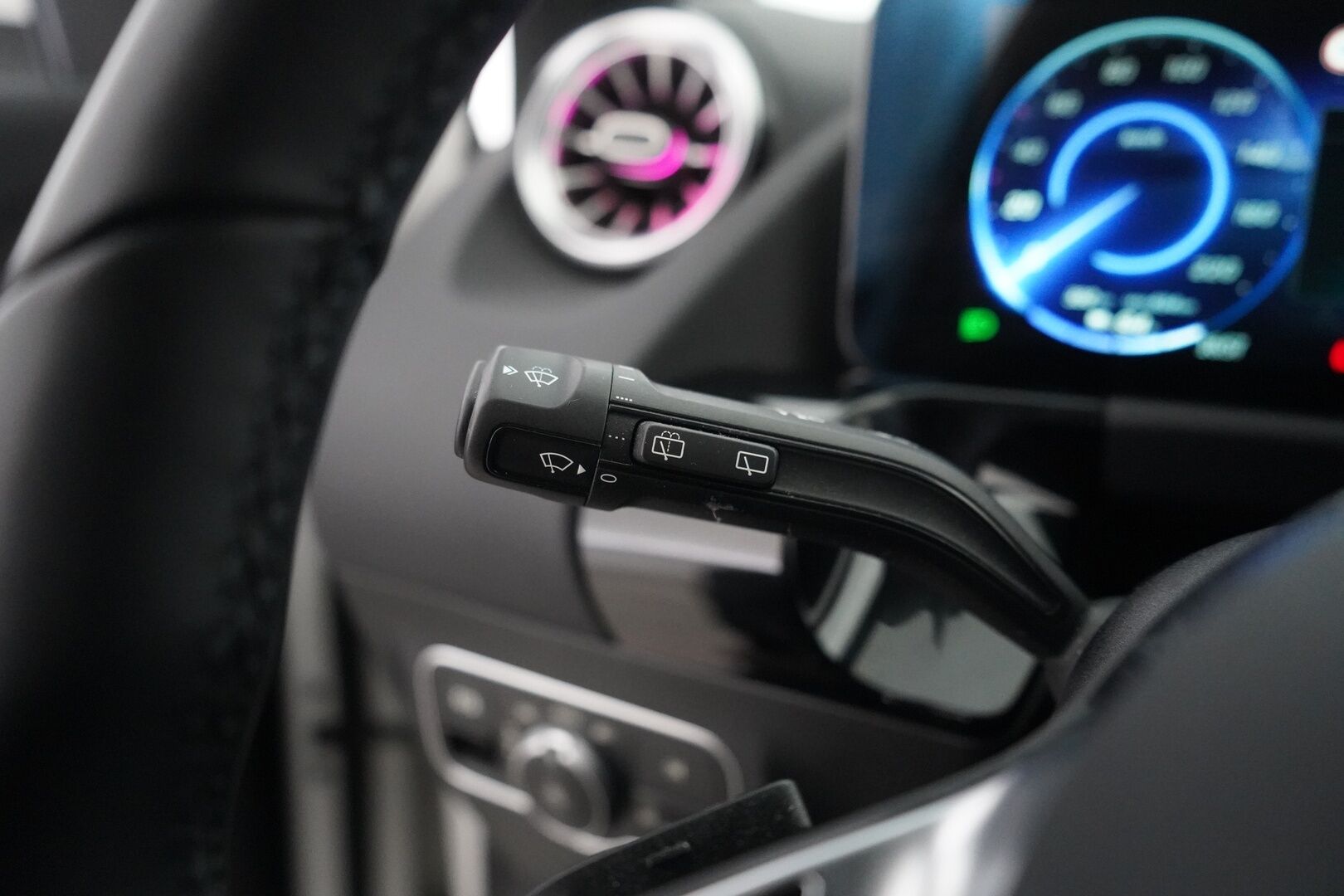 Mercedes-Benz EQA 2025 EQA 300 4MATIC - Puolinahat | Kamera | Digimittaristo | Ratinlämmitys | Ambient | Sähkökontti | Juuri huollettu