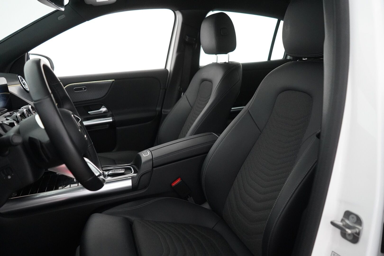 Mercedes-Benz EQA 2025 EQA 300 4MATIC - Puolinahat | Kamera | Digimittaristo | Ratinlämmitys | Ambient | Sähkökontti | Juuri huollettu