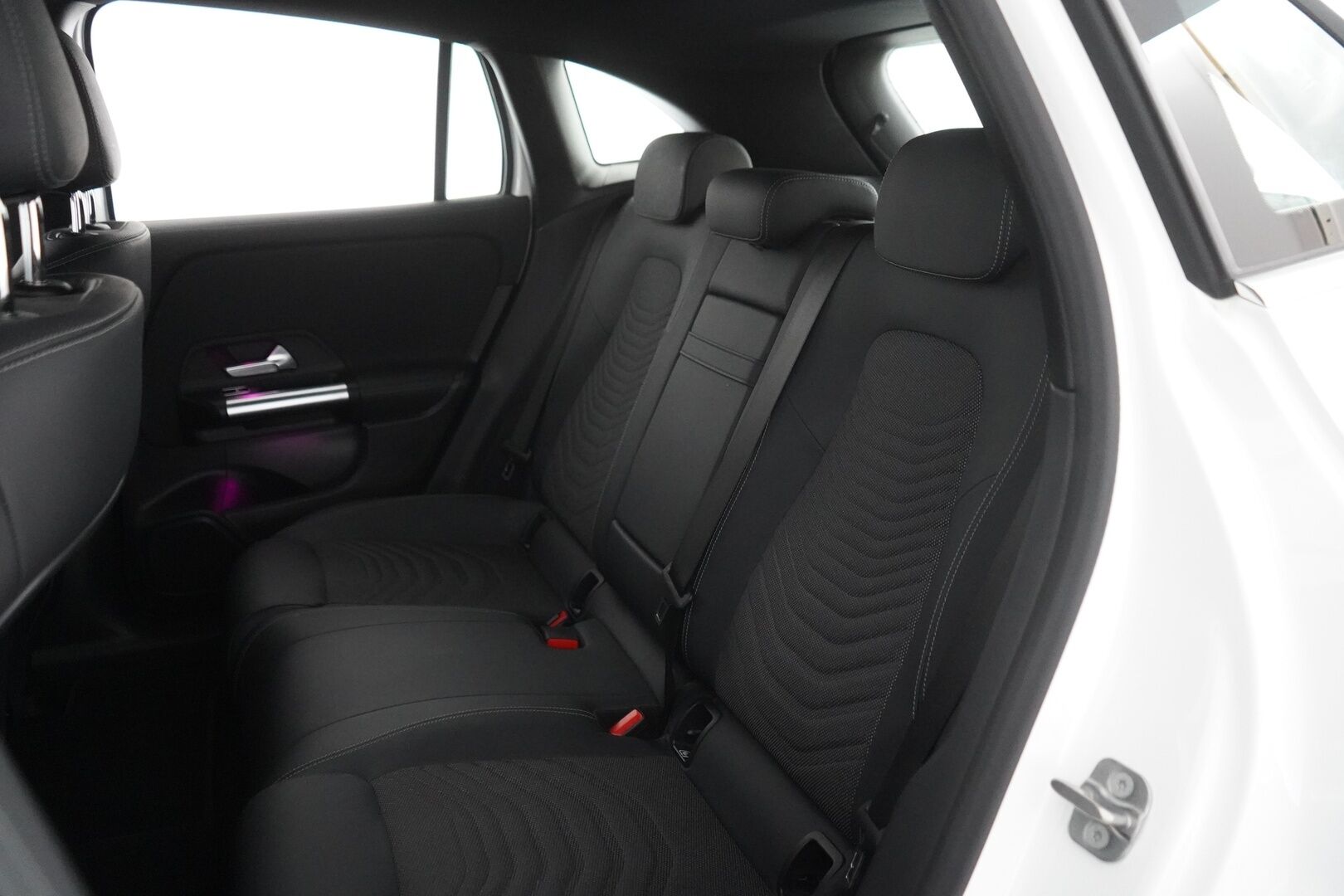 Mercedes-Benz EQA 2025 EQA 300 4MATIC - Puolinahat | Kamera | Digimittaristo | Ratinlämmitys | Ambient | Sähkökontti | Juuri huollettu
