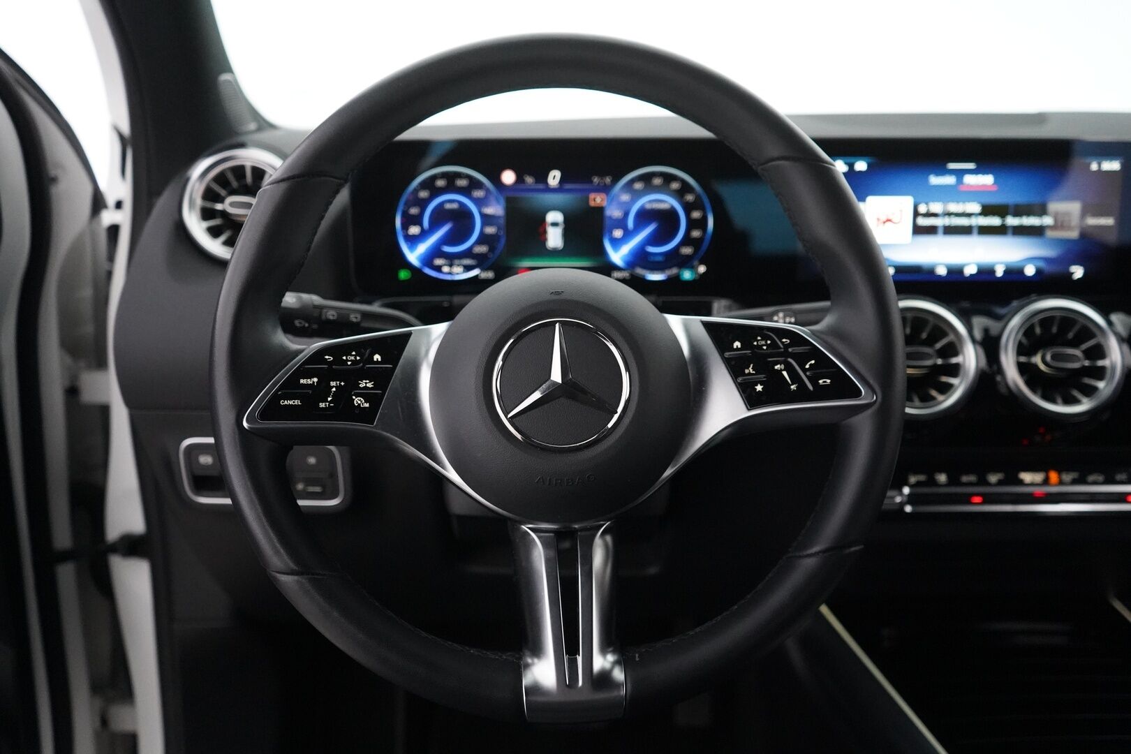 Mercedes-Benz EQA 2025 EQA 300 4MATIC - Puolinahat | Kamera | Digimittaristo | Ratinlämmitys | Ambient | Sähkökontti | Juuri huollettu