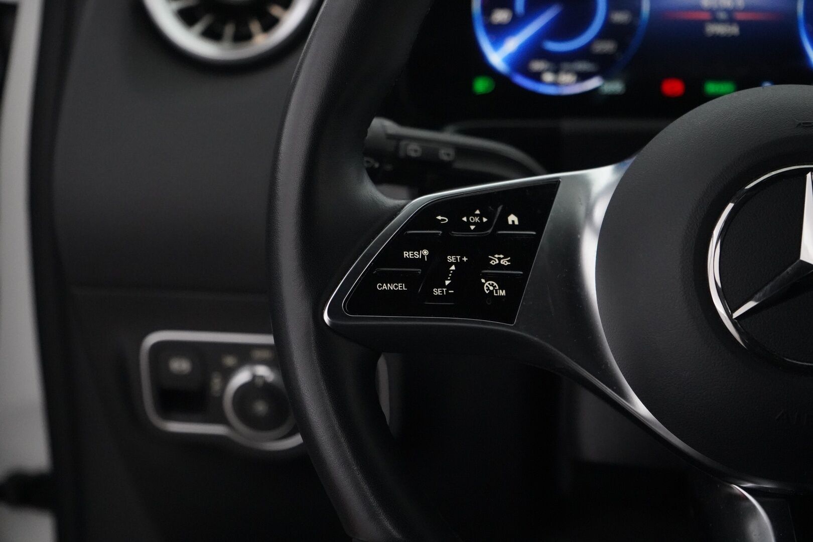 Mercedes-Benz EQA 2025 EQA 300 4MATIC - Puolinahat | Kamera | Digimittaristo | Ratinlämmitys | Ambient | Sähkökontti | Juuri huollettu