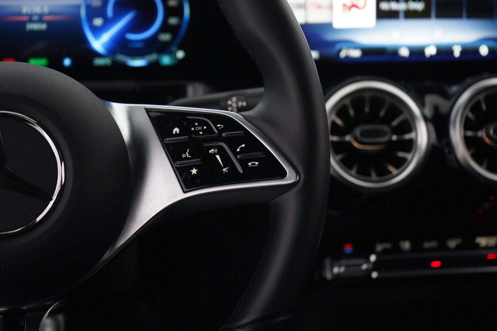 Mercedes-Benz EQA 2025 EQA 300 4MATIC - Puolinahat | Kamera | Digimittaristo | Ratinlämmitys | Ambient | Sähkökontti | Juuri huollettu