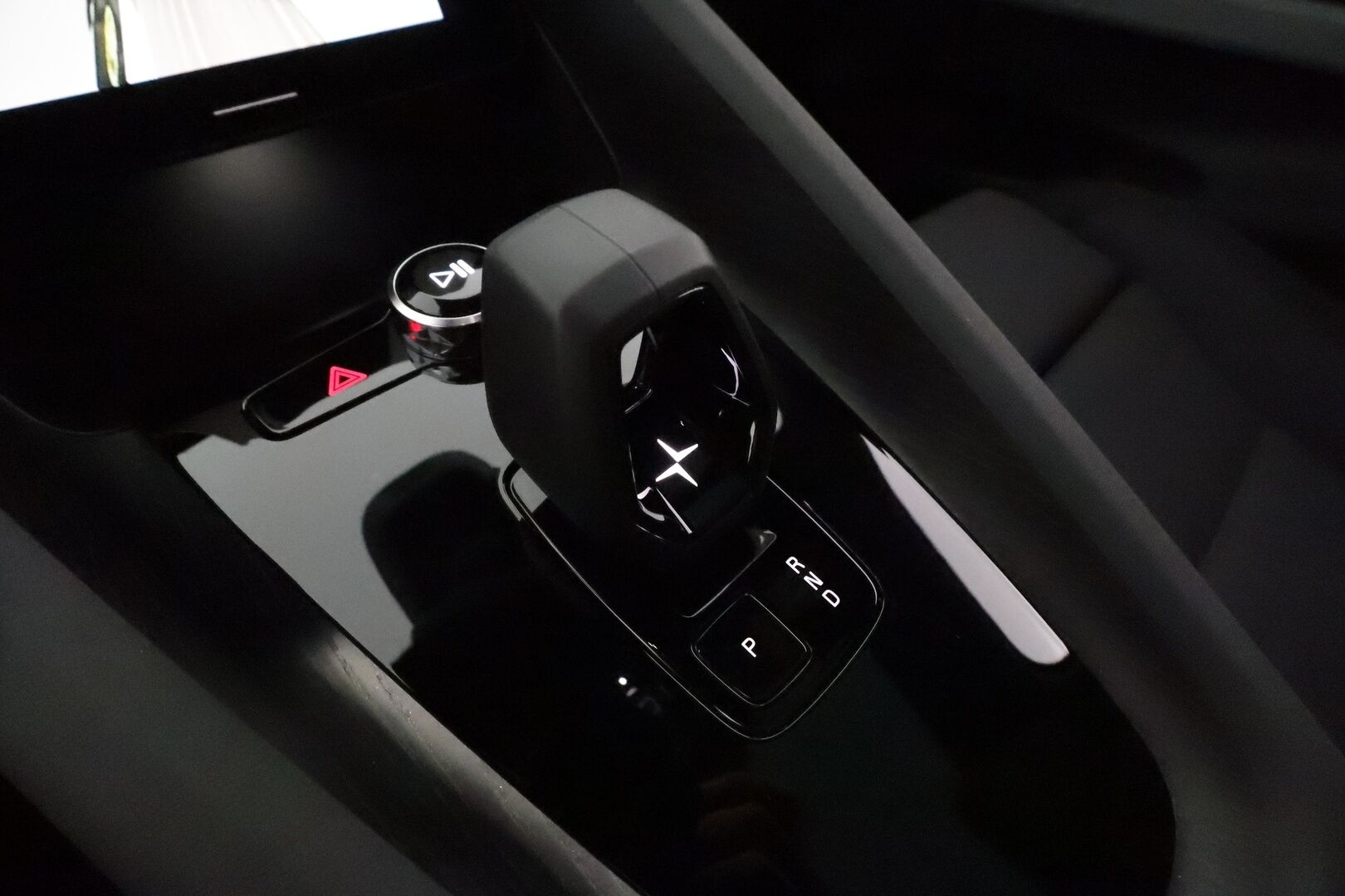 POLESTAR 2 2024 Long range Dual motor Performance Facelift, 350kW, 82kWh **Adapt.vakkari / Muistipenkki / Pixel LED / 360.kamera** - 3,99 % KORKOTARJOUS TÄHÄN AUTOON 16.9. ASTI! - Akku kuntotarkastettu / Kahdet renkaat aluvanteilla / Pilot&Plus / Lasikatto / Koukku / H&K / Digimittaristo