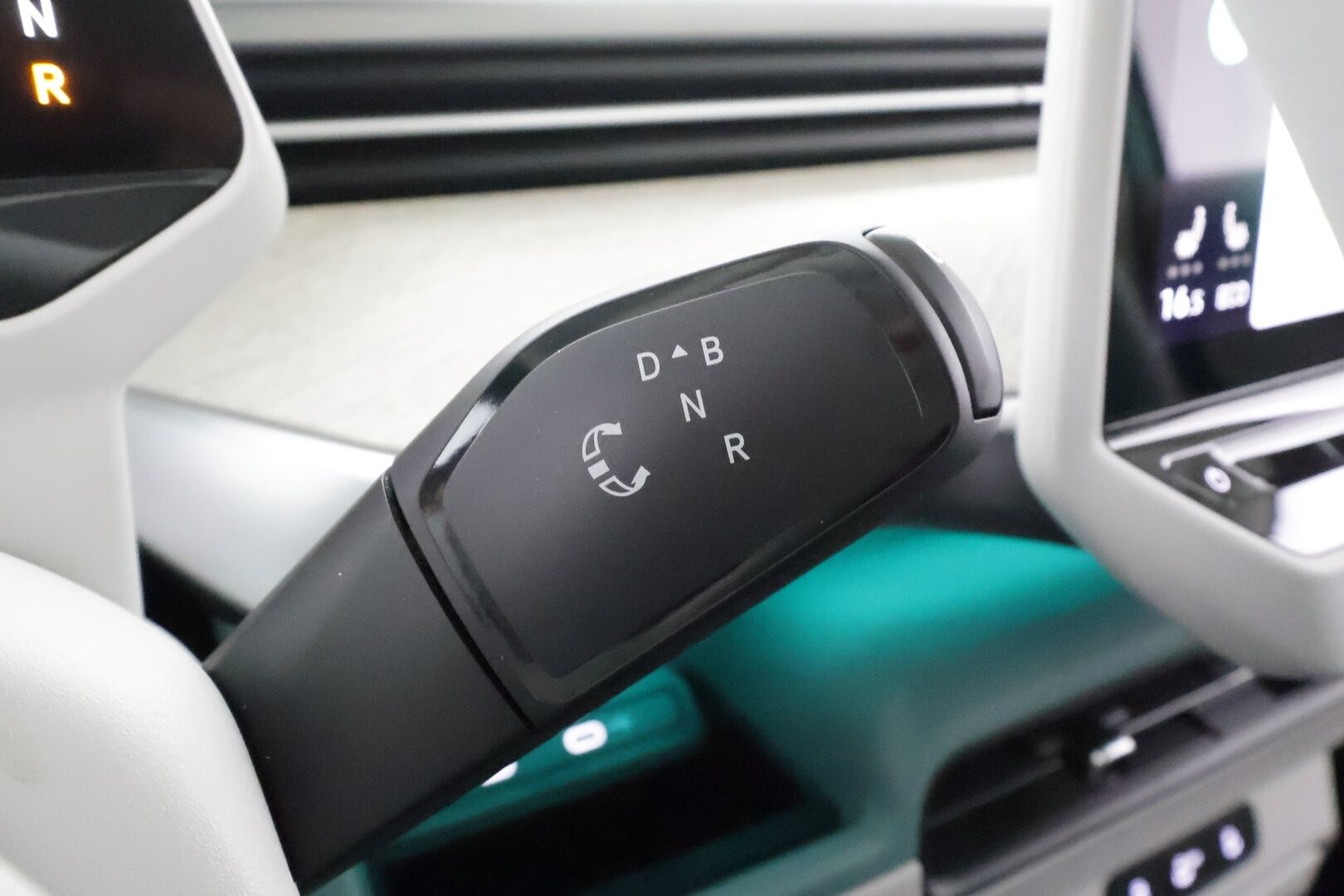 Volkswagen ID. Buzz 2023 150kW PRO Business *Sähköiset liukuovet / ACC / Matrix-LED / P.Kamera / Koukku / Puolinahat / Navi / Keyless * - Akku kuntotarkastettu SoH 97,8% / 2x Latauskaapelit / Kahdet renkaat / Merkkihuollot