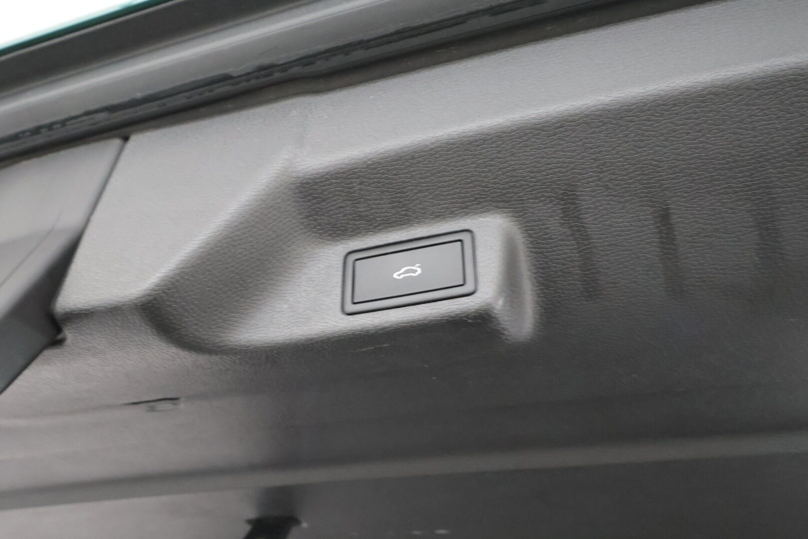 Volkswagen ID. Buzz 2023 150kW PRO Business *Sähköiset liukuovet / ACC / Matrix-LED / P.Kamera / Koukku / Puolinahat / Navi / Keyless * - Akku kuntotarkastettu SoH 97,8% / 2x Latauskaapelit / Kahdet renkaat / Merkkihuollot