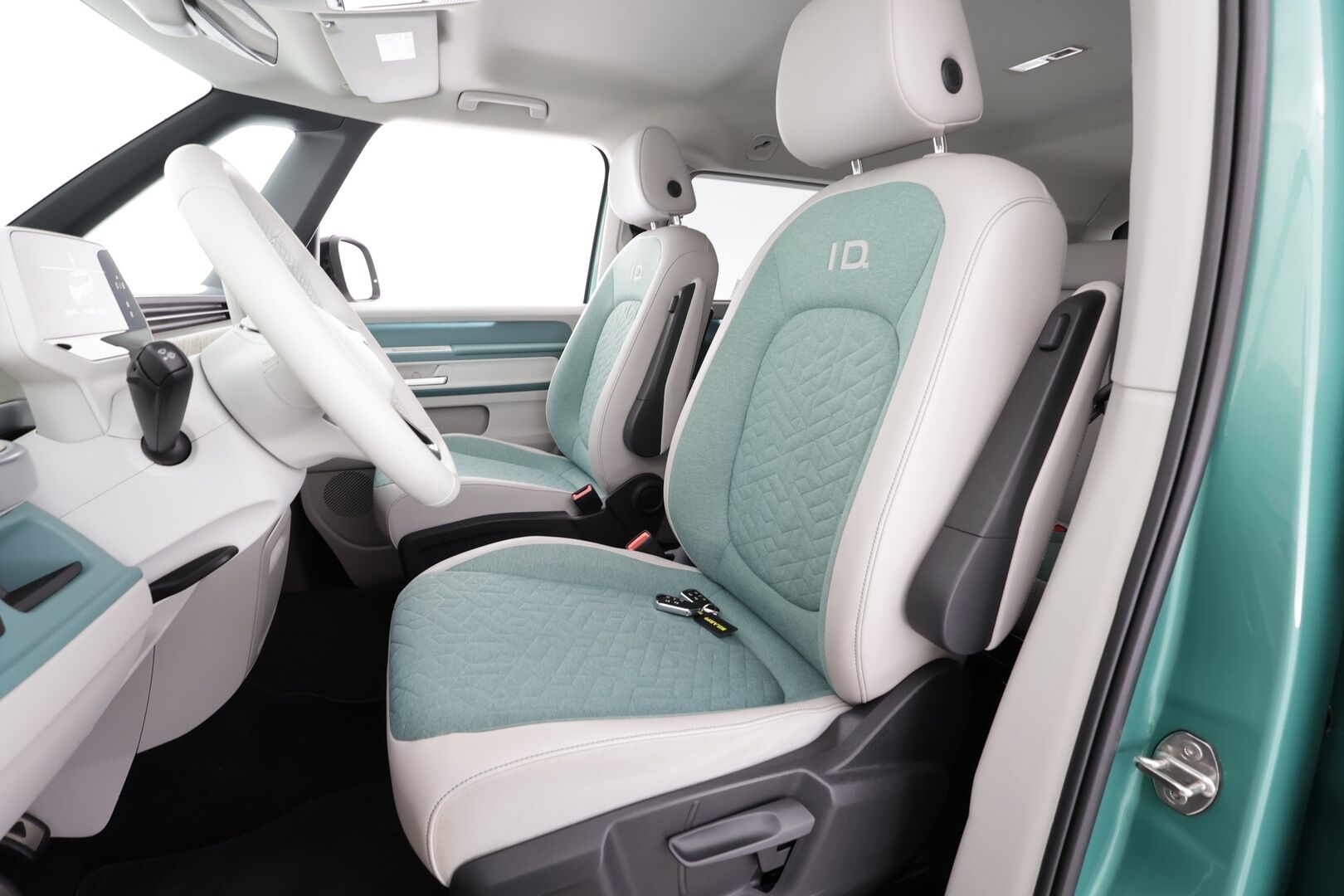 Volkswagen ID. Buzz 2023 150kW PRO Business *Sähköiset liukuovet / ACC / Matrix-LED / P.Kamera / Koukku / Puolinahat / Navi / Keyless * - Akku kuntotarkastettu SoH 97,8% / 2x Latauskaapelit / Kahdet renkaat / Merkkihuollot