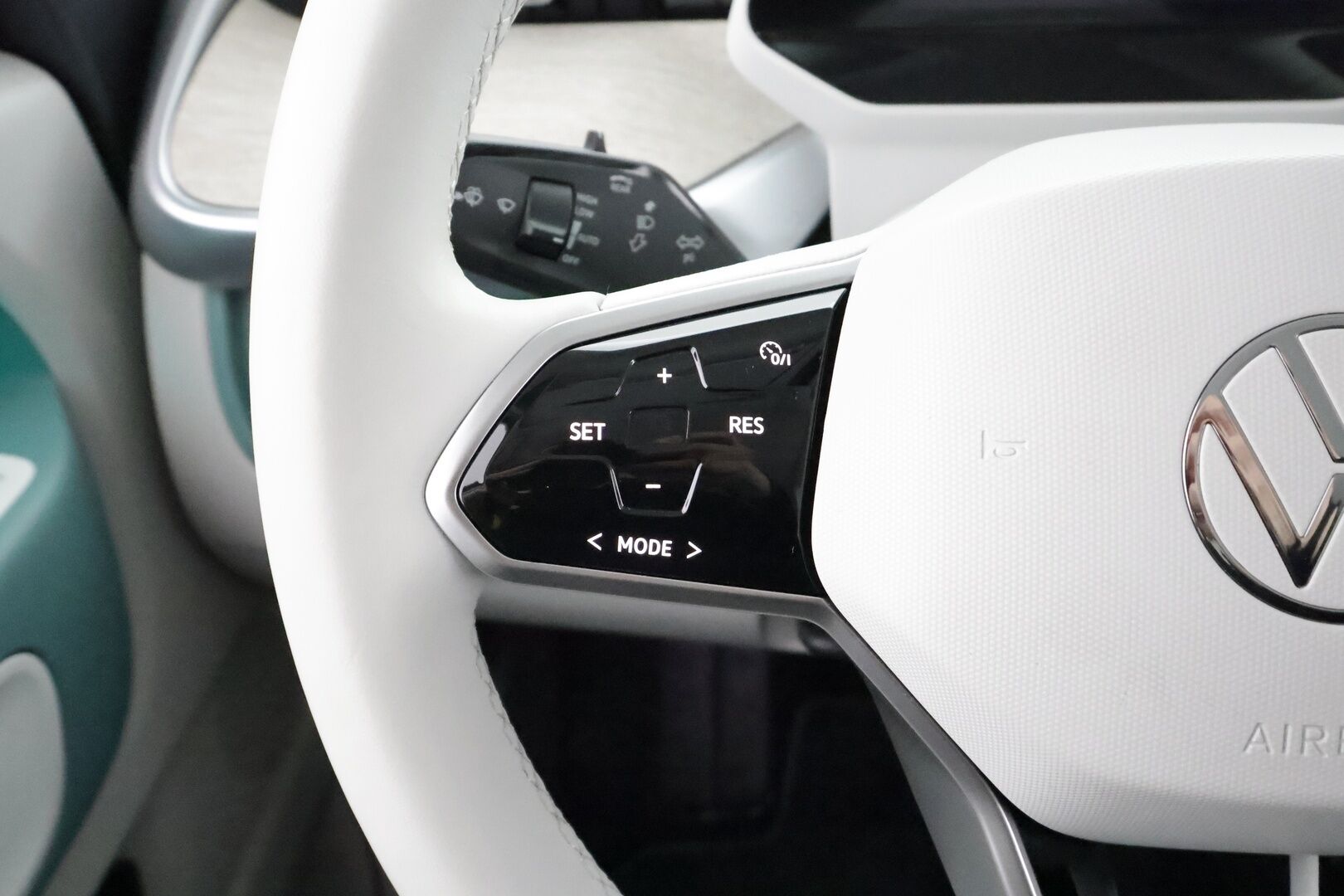 Volkswagen ID. Buzz 2023 150kW PRO Business *Sähköiset liukuovet / ACC / Matrix-LED / P.Kamera / Koukku / Puolinahat / Navi / Keyless * - Akku kuntotarkastettu SoH 97,8% / 2x Latauskaapelit / Kahdet renkaat / Merkkihuollot