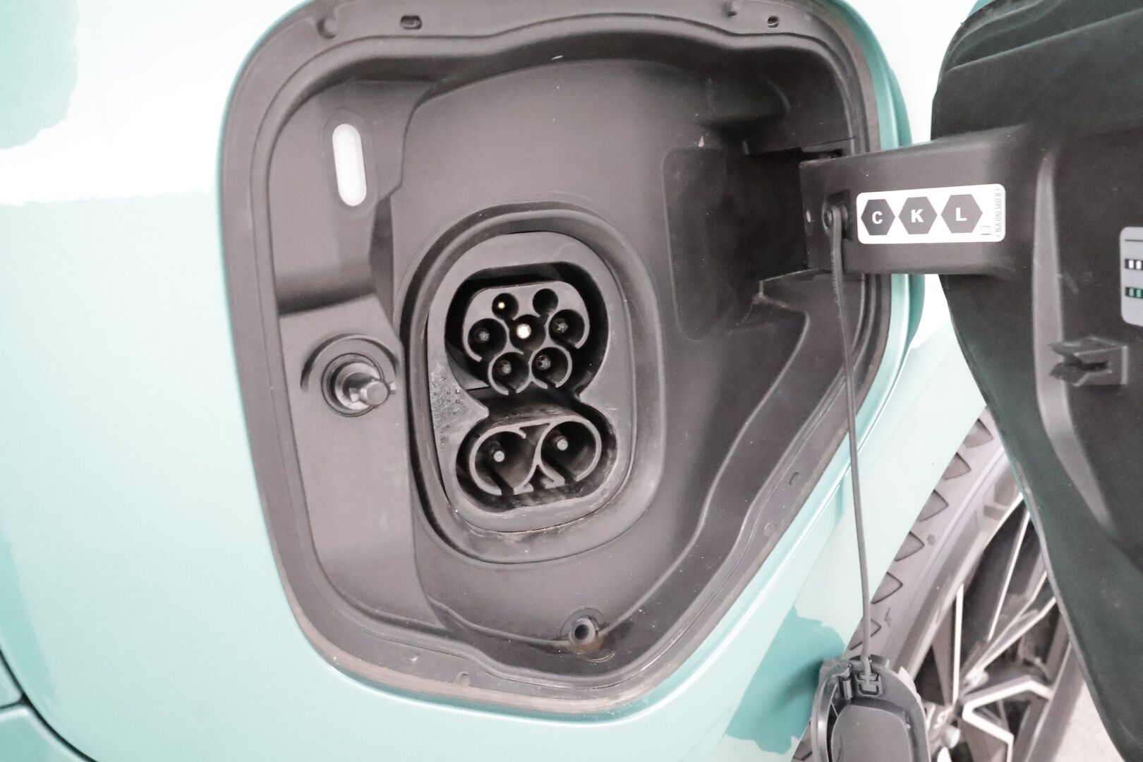 Volkswagen ID. Buzz 2023 150kW PRO Business * ACC / Matrix-LED / P.Kamera / Koukku / Puolinahat / Navi / Kaistavahti / Keyless * - 2x Latauskaapelit / Kahdet renkaat / Merkkihuollot - HULLU BLACKWEEK KORKOTARJOUS 2,49%