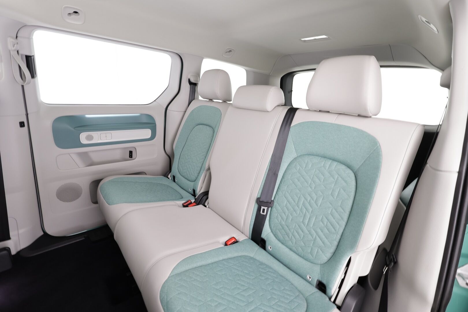 Volkswagen ID. Buzz 2023 150kW PRO Business *Sähköiset liukuovet / ACC / Matrix-LED / P.Kamera / Koukku / Puolinahat / Navi / Keyless * - Akku kuntotarkastettu SoH 97,8% / 2x Latauskaapelit / Kahdet renkaat / Merkkihuollot