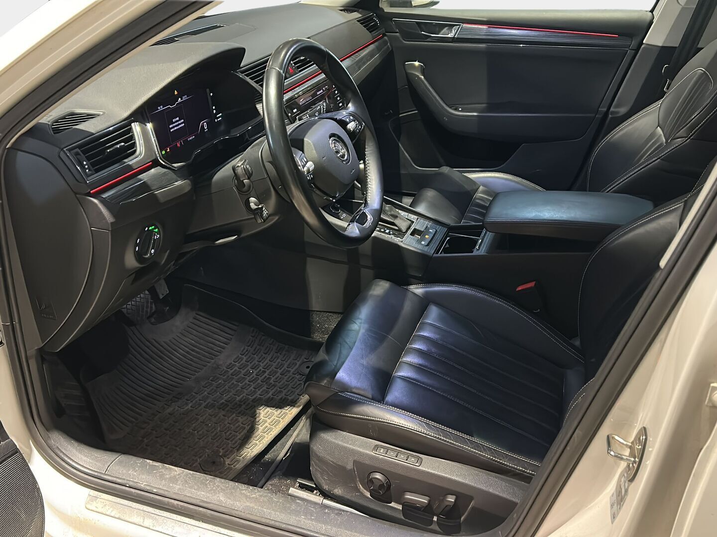Skoda Superb 2021 Combi 2,0 TDI 200 4x4 Style DSG Autom - Webasto | Koukku | ACC | Matrix LED | Canton | Peruutuskamera | Nahkasisusta | Muistipenkki | Digimittari | Supervarusteet!