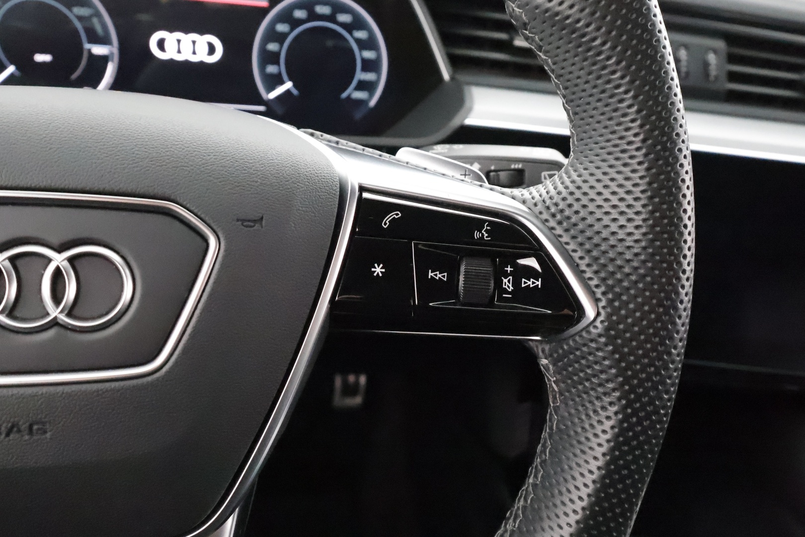 AUDI Q8 E-TRON 2024 55 quattro Progress - | S-Line | Koukku | ACC | LED | 360 | B&O | Sportpenkki Muistilla | Ilma-alusta | HUD | 2x aluvanteet | ALV