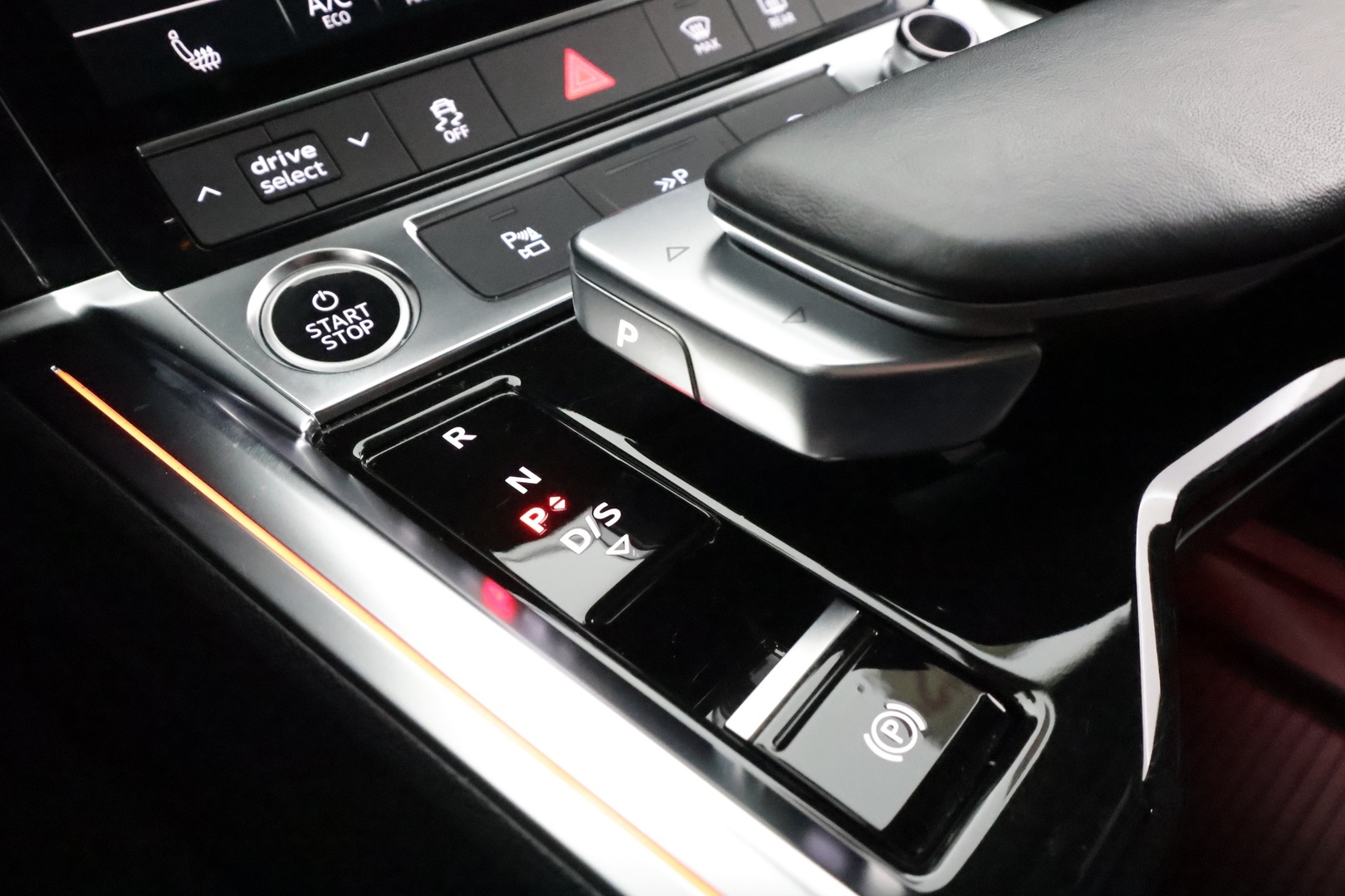 AUDI Q8 E-TRON 2024 55 quattro Progress - | S-Line | Koukku | ACC | LED | 360 | B&O | Sportpenkki Muistilla | Ilma-alusta | HUD | 2x aluvanteet | ALV