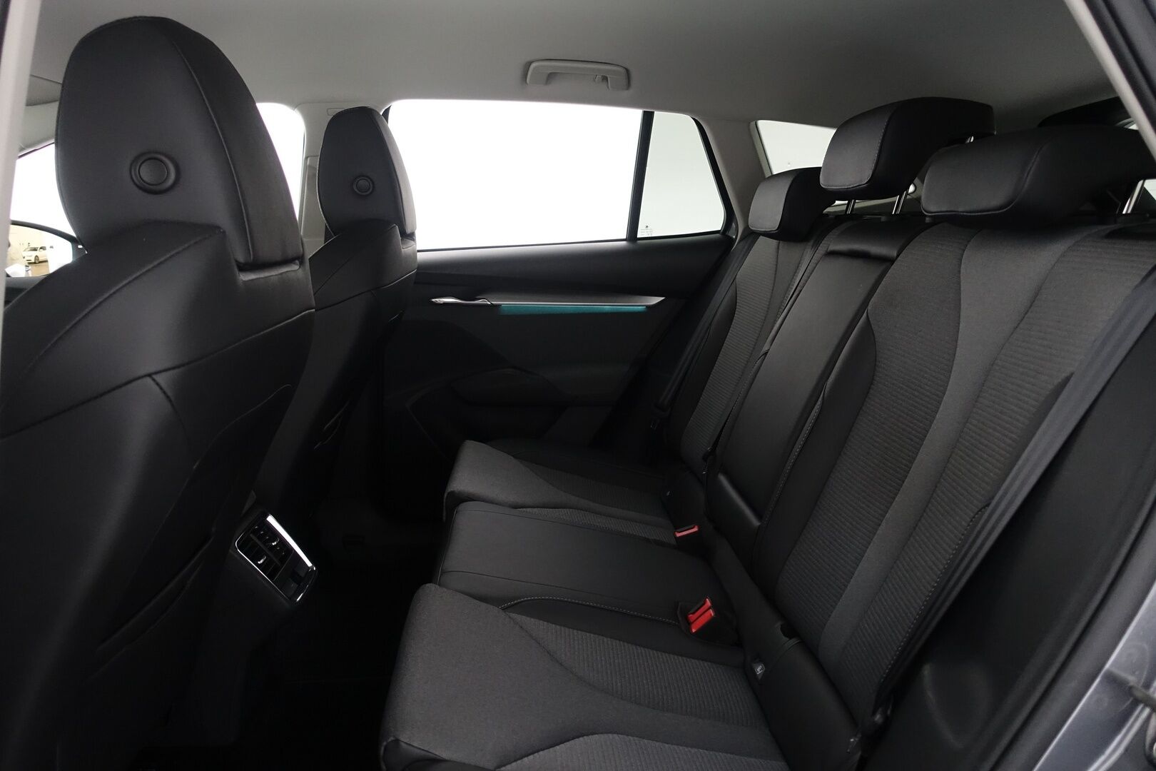 Skoda Enyaq 2022 ENYAQ 60 Farmari (AC) 5ov A - | ACC | 360° kamera | Keyless | Matrix LED | Kuskin istuin muistilla | Navi | Sähkötakaluukku | Vetokoukku | 