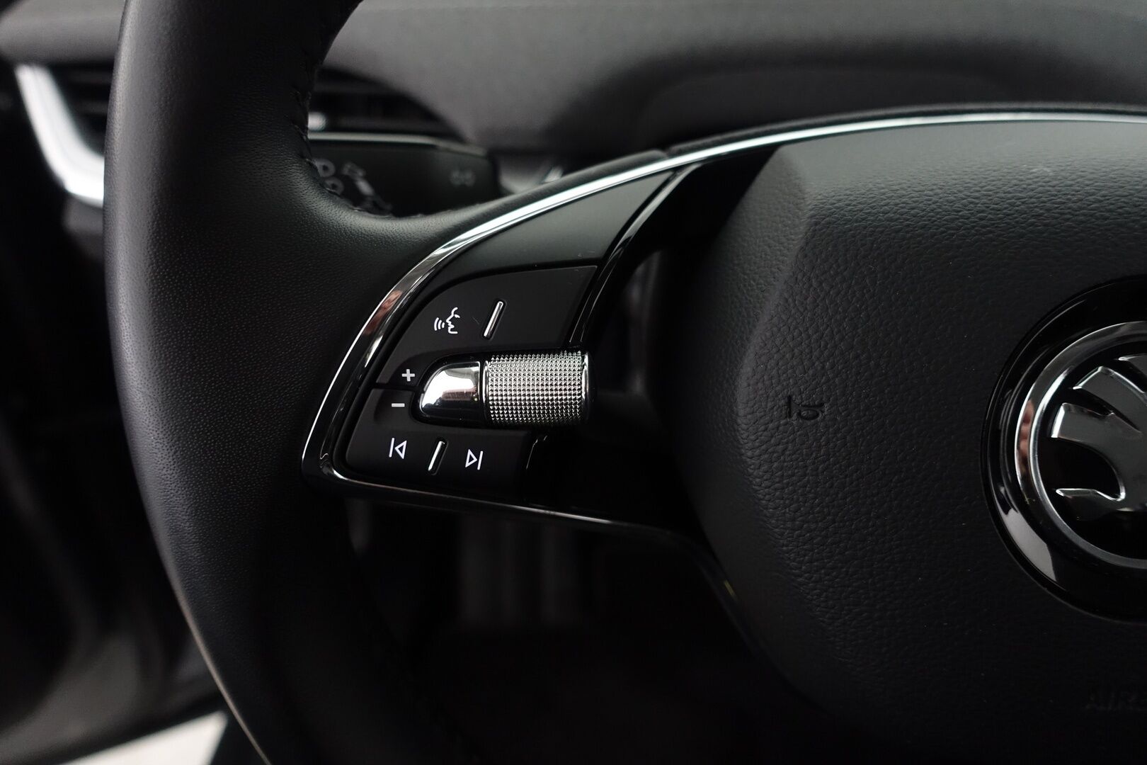 Skoda Enyaq 2022 ENYAQ 60 Farmari (AC) 5ov A - | ACC | 360° kamera | Keyless | Matrix LED | Kuskin istuin muistilla | Navi | Sähkötakaluukku | Vetokoukku | 