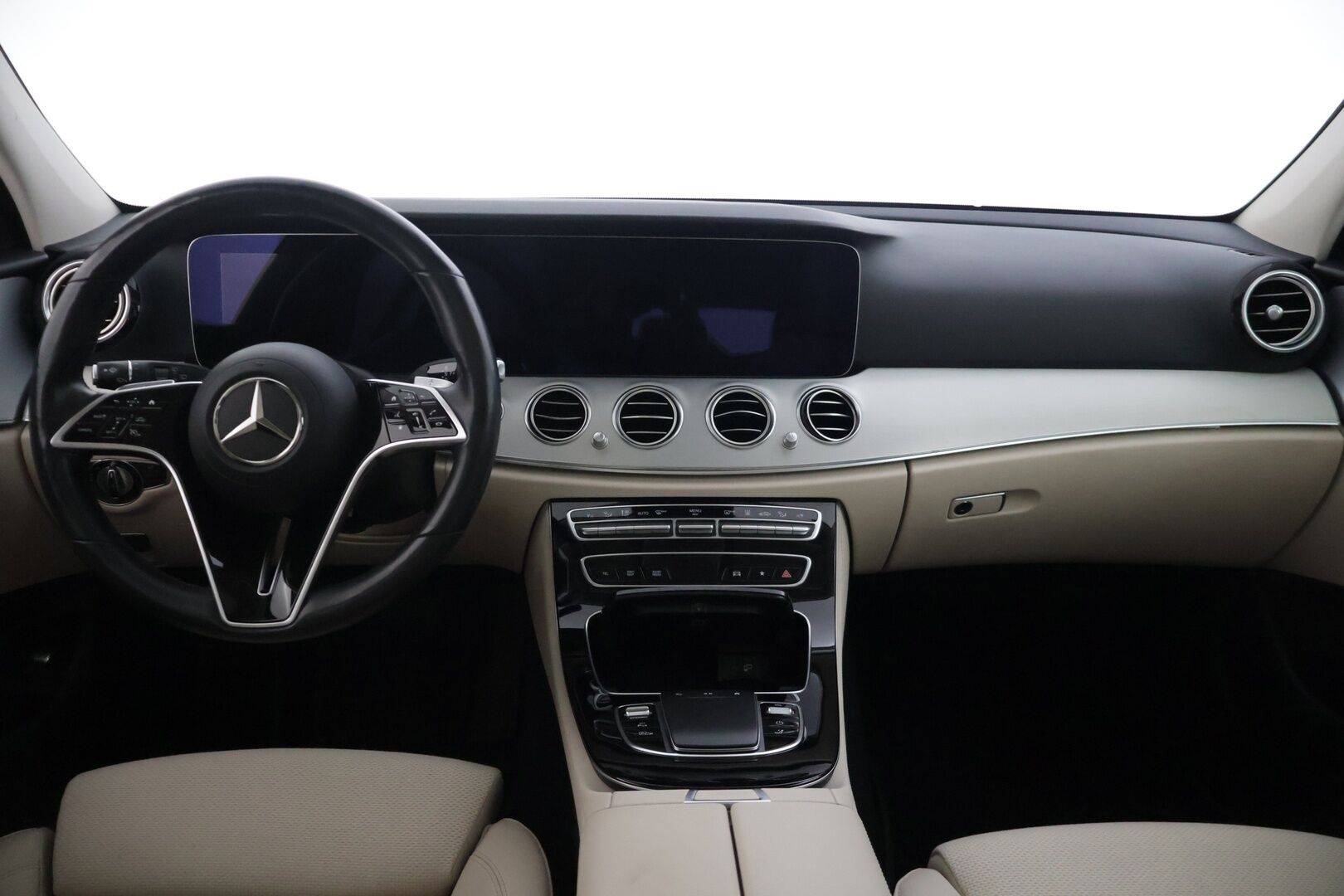MERCEDES-BENZ E 2021 300 de T A Business Avantgarde - | Kovat Varusteet | Todella Vähän Ajettu | Distronic | Multibeam | Panorama | 360 | Sportpenkit | Widescreen | Kahdet renkaat aluvanteilla |
