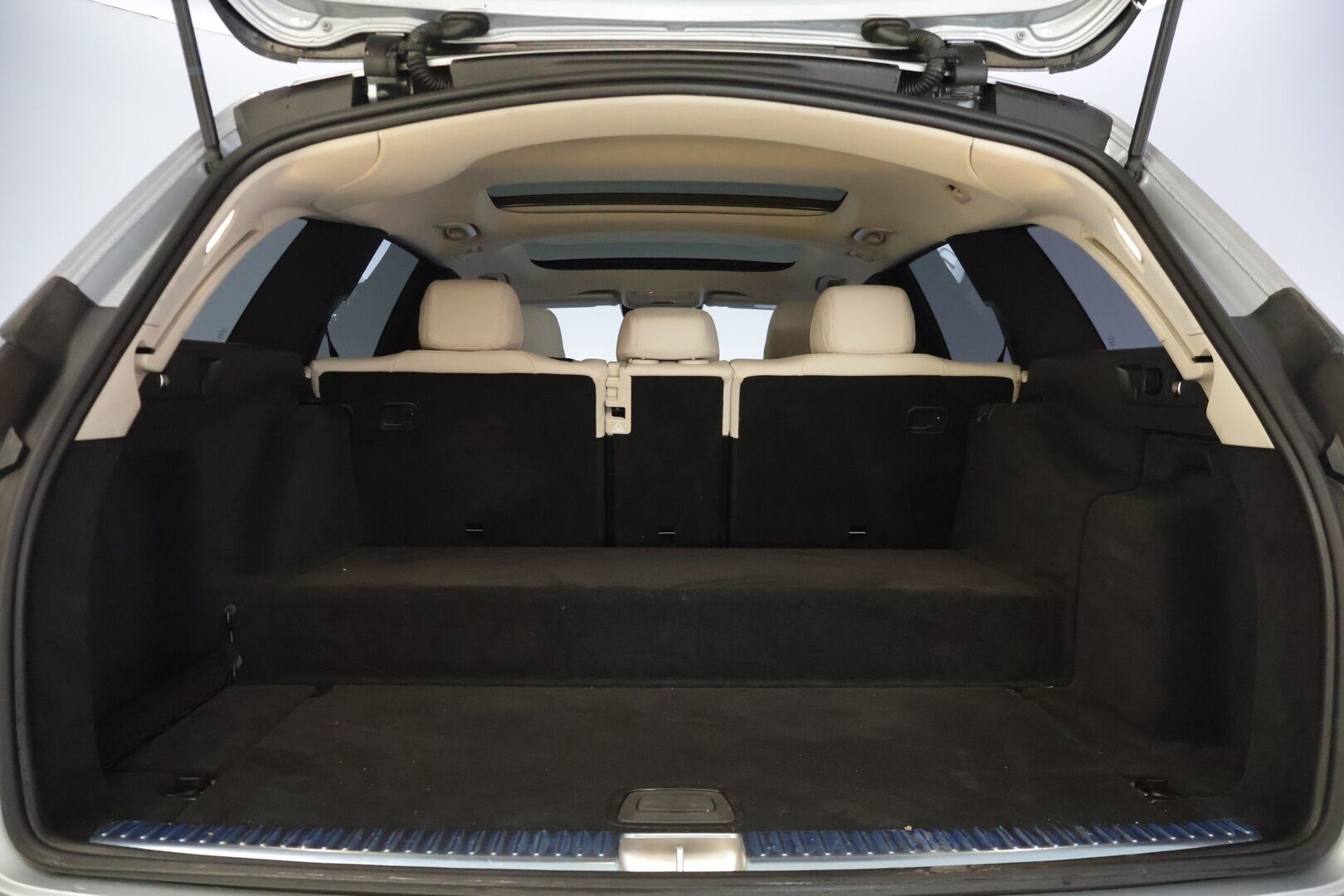 MERCEDES-BENZ E 2021 300 de T A Business Avantgarde - | Kovat Varusteet | Todella Vähän Ajettu | Distronic | Multibeam | Panorama | 360 | Sportpenkit | Widescreen | Kahdet renkaat aluvanteilla |