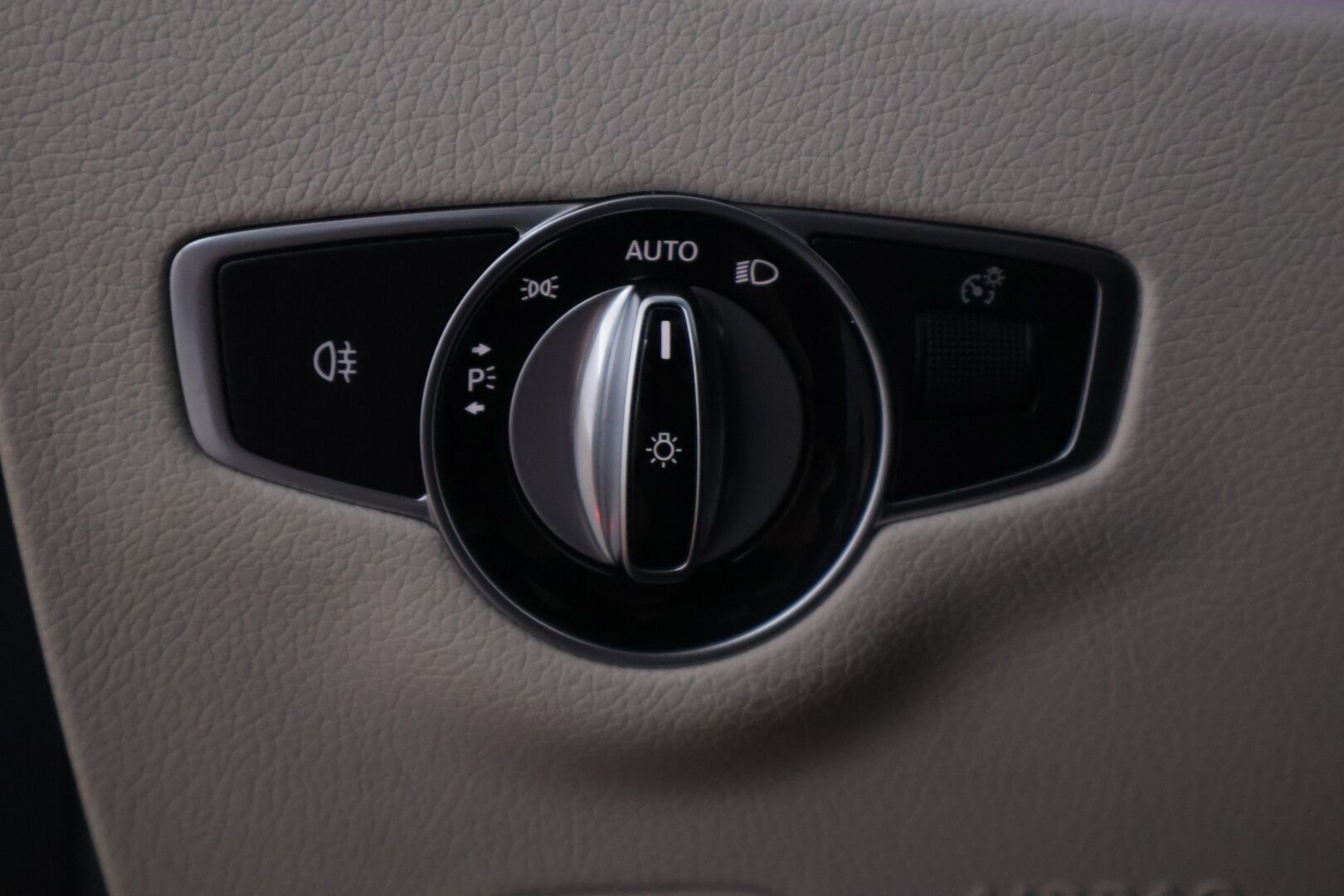 MERCEDES-BENZ E 2021 300 de T A Business Avantgarde - | Kovat Varusteet | Todella Vähän Ajettu | Distronic | Multibeam | Panorama | 360 | Sportpenkit | Widescreen | Kahdet renkaat aluvanteilla |