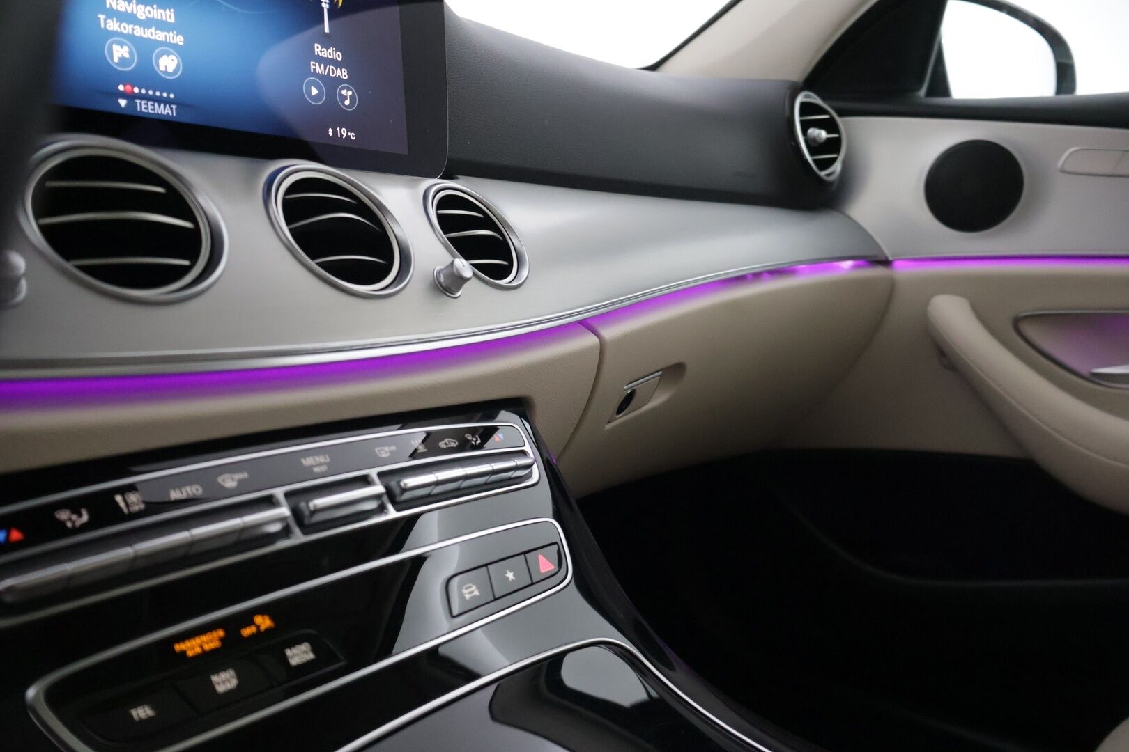 MERCEDES-BENZ E 2021 300 de T A Business Avantgarde - | Kovat Varusteet | Todella Vähän Ajettu | Distronic | Multibeam | Panorama | 360 | Sportpenkit | Widescreen | Kahdet renkaat aluvanteilla |