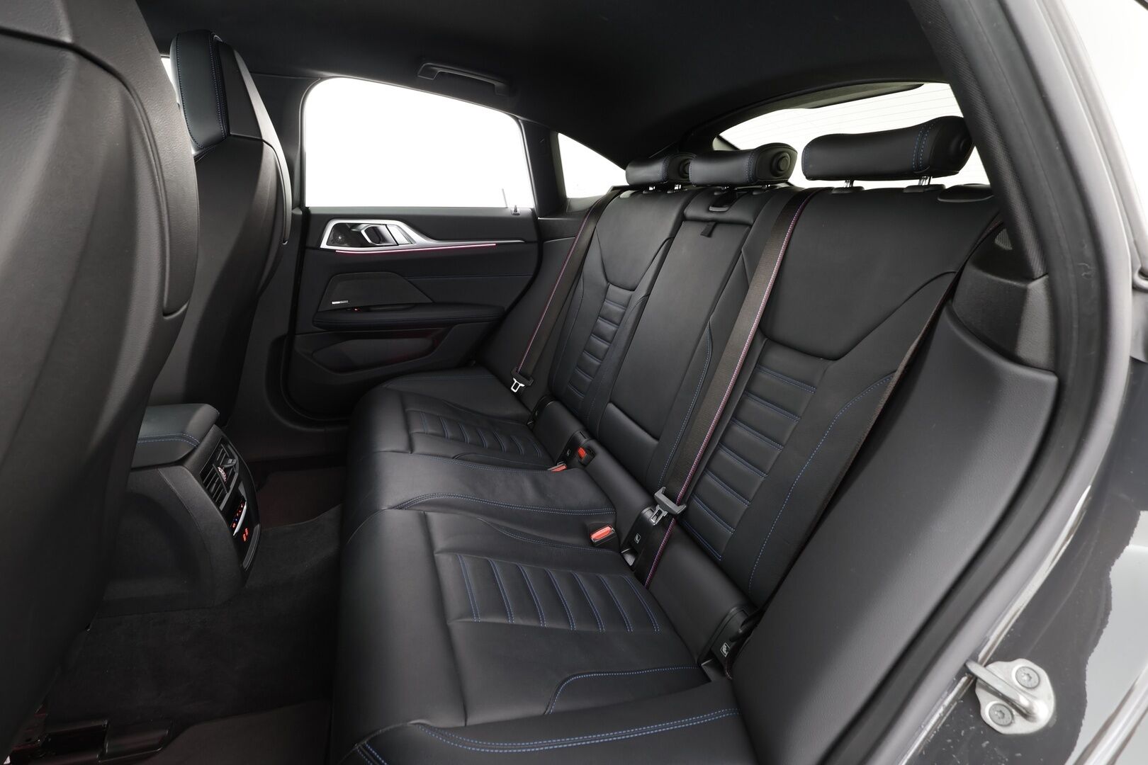 BMW I4 M50 2022 Charged * ACC / H&K / 360° / M-penkit muistilla / Laser Light / Comfort Access / Akuston esilämmitys / Navi * - Merkkihuollettu / Akku kuntotarkastettu / Supervarusteet