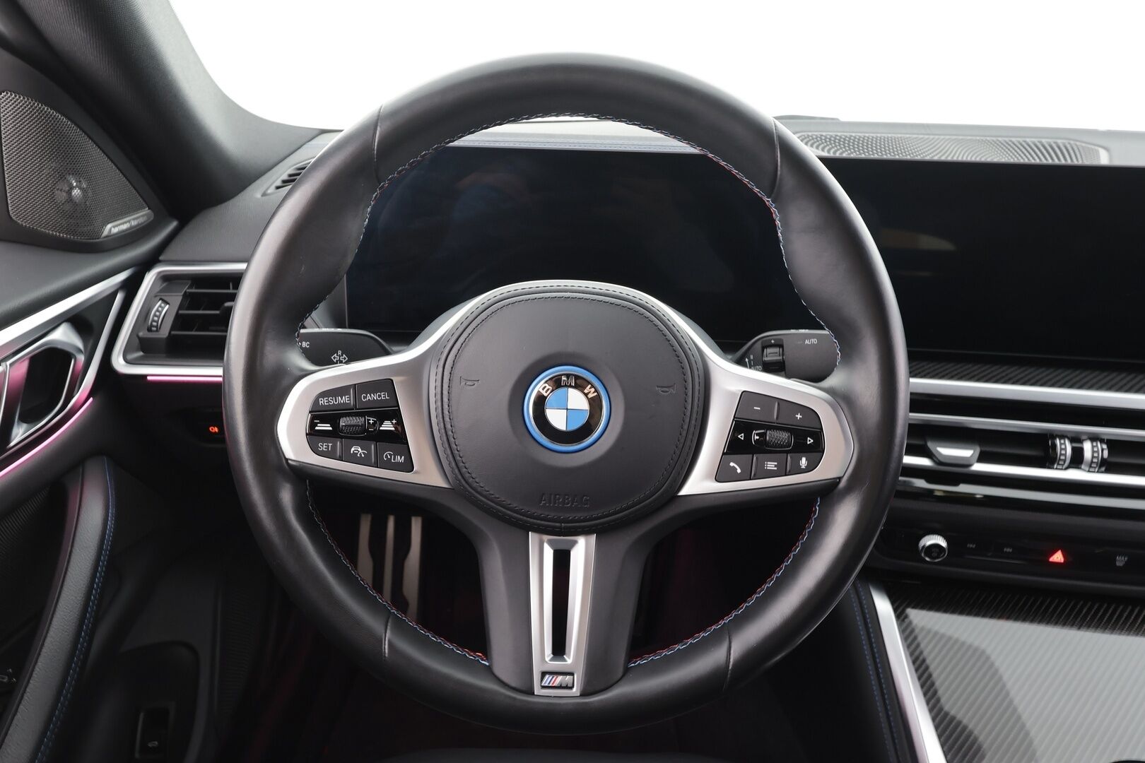 BMW I4 M50 2022 Charged * ACC / H&K / 360° / M-penkit muistilla / Laser Light / Comfort Access / Akuston esilämmitys / Navi * - Merkkihuollettu / Akku kuntotarkastettu / Supervarusteet