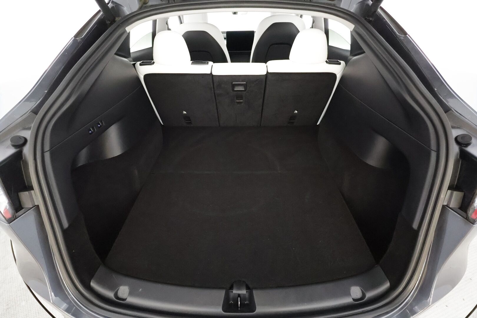 TESLA MODEL Y 2021 Long Range Dual Motor AWD * Koukku / FSD / ILP / Lasikatto / Matrix LED / Valkoinen sisusta / Premium Audio / P.kamera * - Kahdet renkaat aluvanteilla - HULLUT AVAJAISHULINAT KORKOTARJOUS 3,29 %