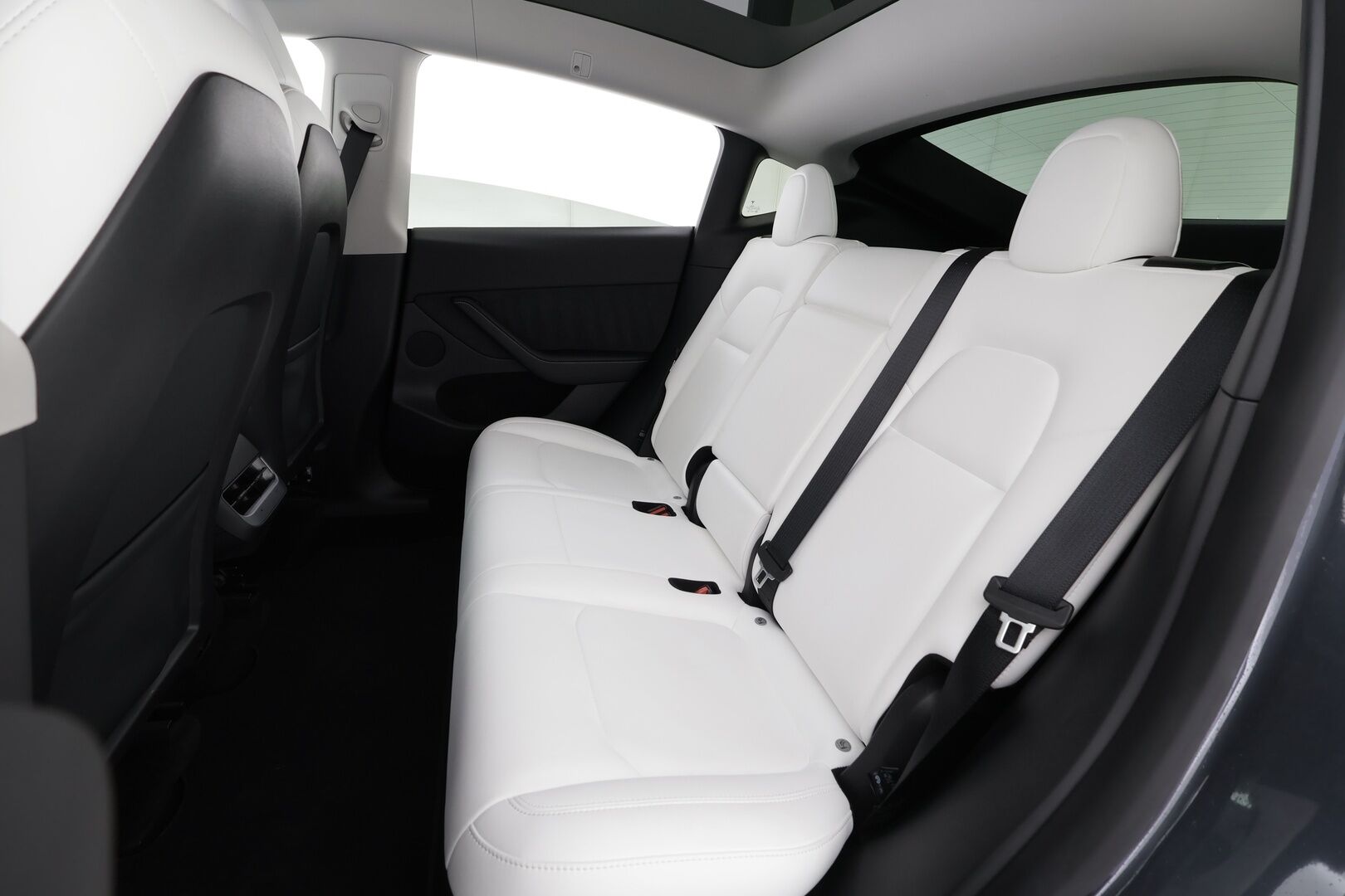 TESLA MODEL Y 2021 Long Range Dual Motor AWD * Koukku / FSD / ILP / Lasikatto / Matrix LED / Valkoinen sisusta / Premium Audio / P.kamera * - Kahdet renkaat aluvanteilla - HULLUT AVAJAISHULINAT KORKOTARJOUS 3,29 %