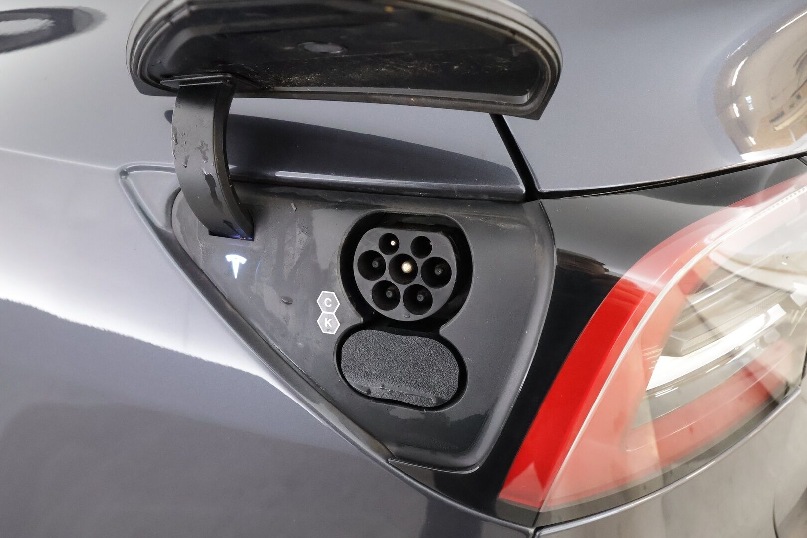 TESLA MODEL Y 2021 Long Range Dual Motor AWD * Koukku / FSD / ILP / Lasikatto / Matrix LED / Valkoinen sisusta / Premium Audio / P.kamera * - Kahdet renkaat aluvanteilla - HULLUT AVAJAISHULINAT KORKOTARJOUS 3,29 %