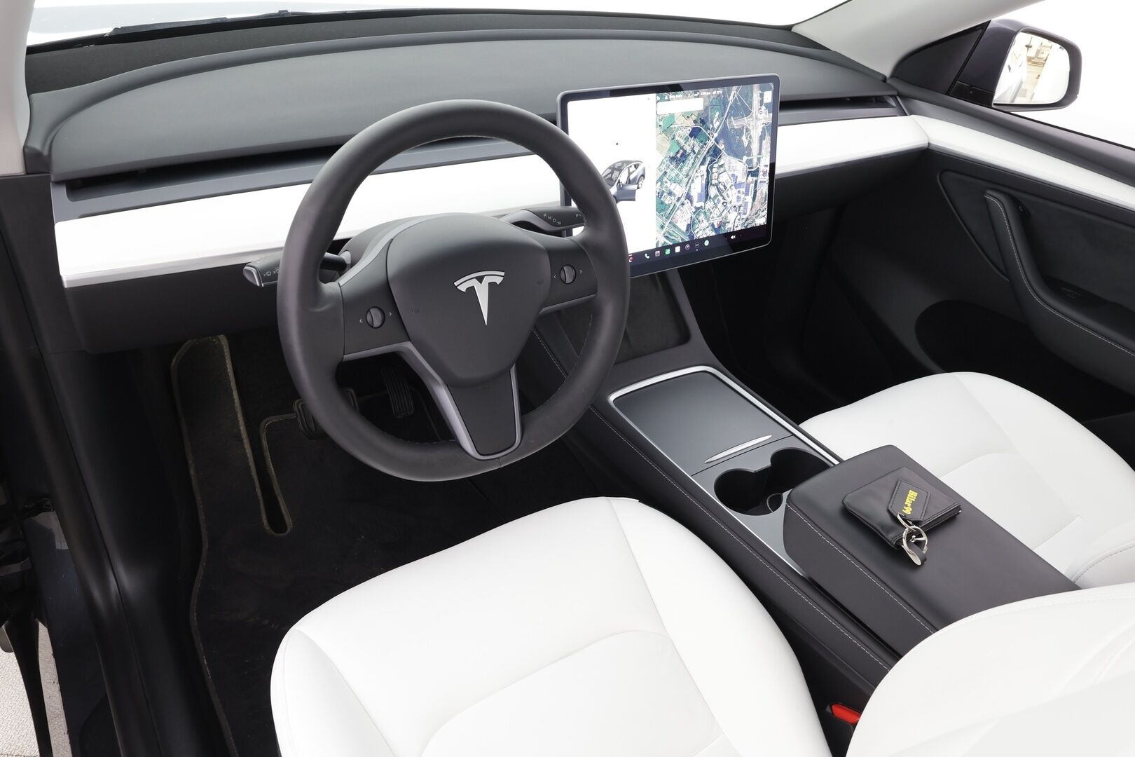 TESLA MODEL Y 2021 Long Range Dual Motor AWD * Koukku / FSD / ILP / Lasikatto / Matrix LED / Valkoinen sisusta / Premium Audio / P.kamera * - Kahdet renkaat aluvanteilla - HULLUT AVAJAISHULINAT KORKOTARJOUS 3,29 %