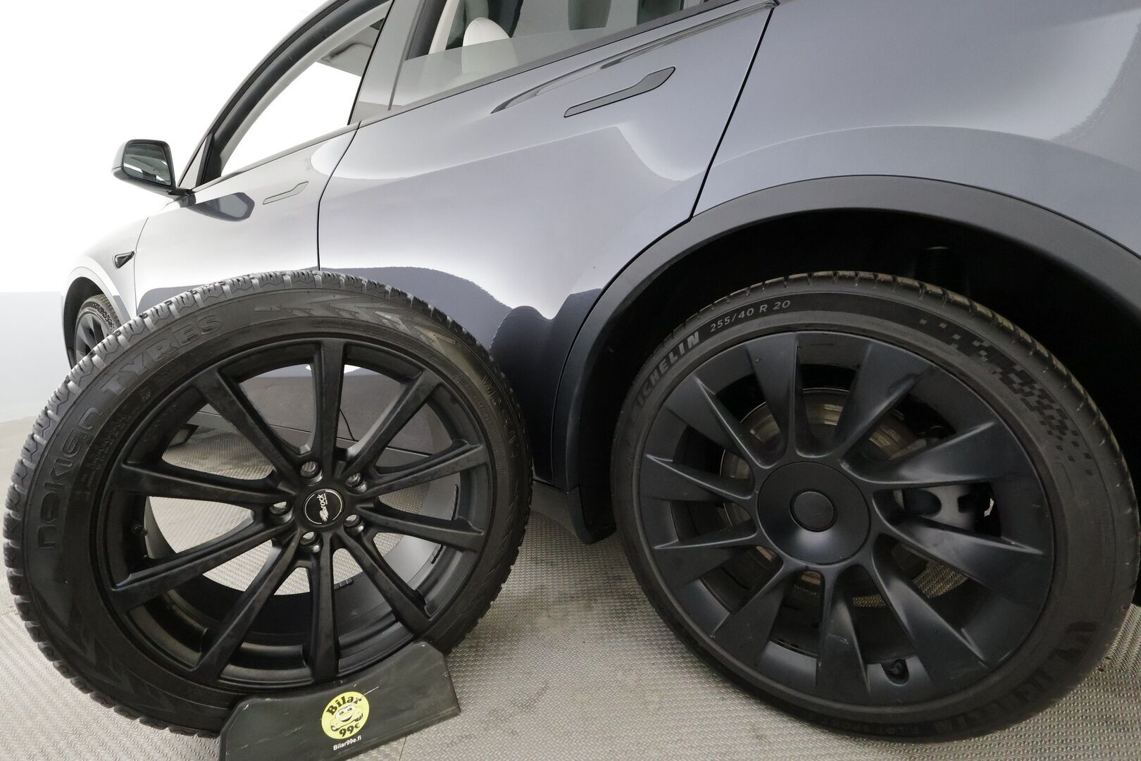 TESLA MODEL Y 2021 Long Range Dual Motor AWD * Koukku / FSD / ILP / Lasikatto / Matrix LED / Valkoinen sisusta / Premium Audio / P.kamera * - Kahdet renkaat aluvanteilla - HULLUT AVAJAISHULINAT KORKOTARJOUS 3,29 %