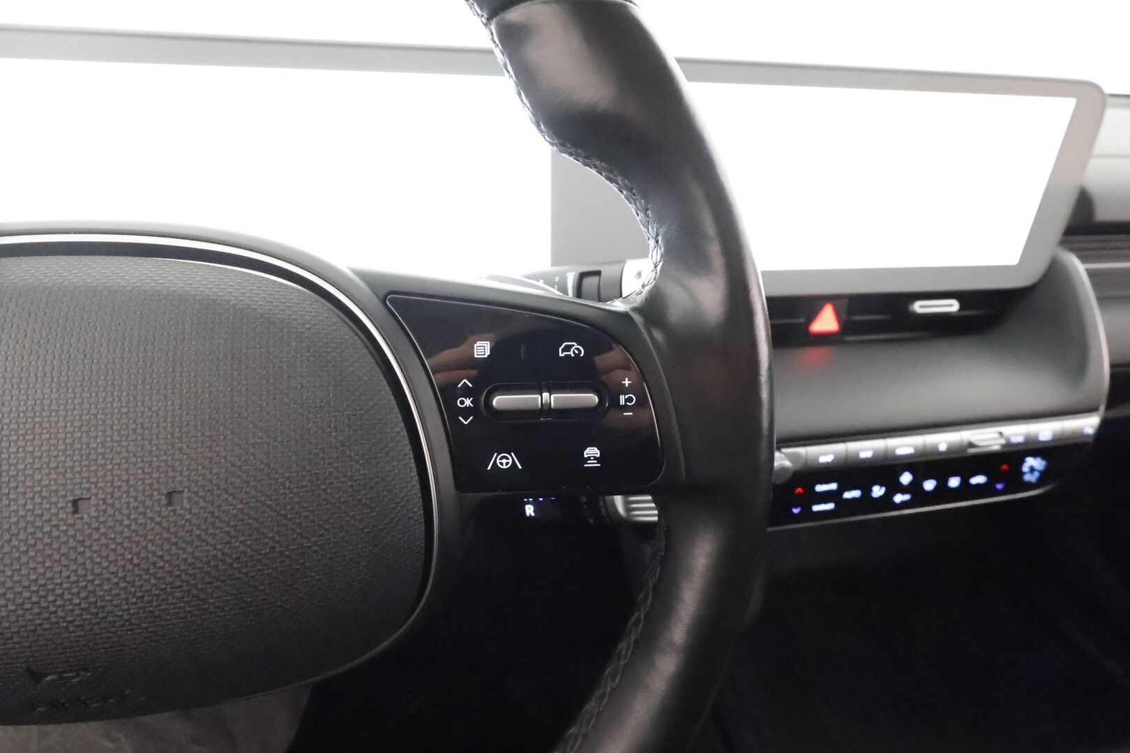 HYUNDAI IONIQ 5 2022 Premium 4WD * ACC / HUD / ILP / Relax-istuimet / Koukku / Bose / 360° / Matrix LED / Ilmastoidut nahat * - Kahdet renkaat aluvanteilla / Merkkihuollettu - HULLUT AVAJAISHULINAT KORKOTARJOUS 3,29 %