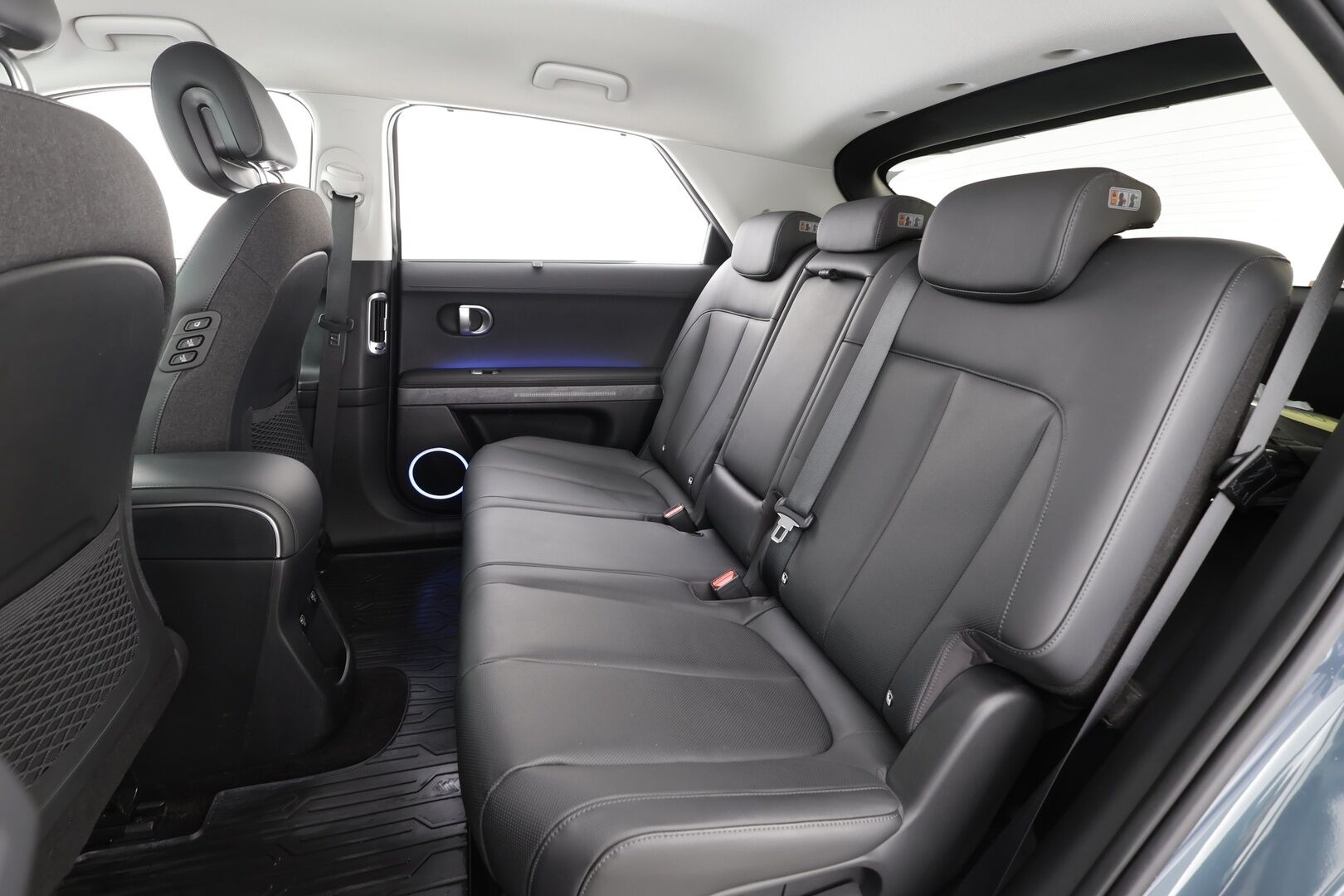 HYUNDAI IONIQ 5 2022 Premium 4WD * ACC / HUD / ILP / Relax-istuimet / Koukku / Bose / 360° / Matrix LED / Ilmastoidut nahat * - Kahdet renkaat aluvanteilla / Merkkihuollettu - HULLUT AVAJAISHULINAT KORKOTARJOUS 3,29 %