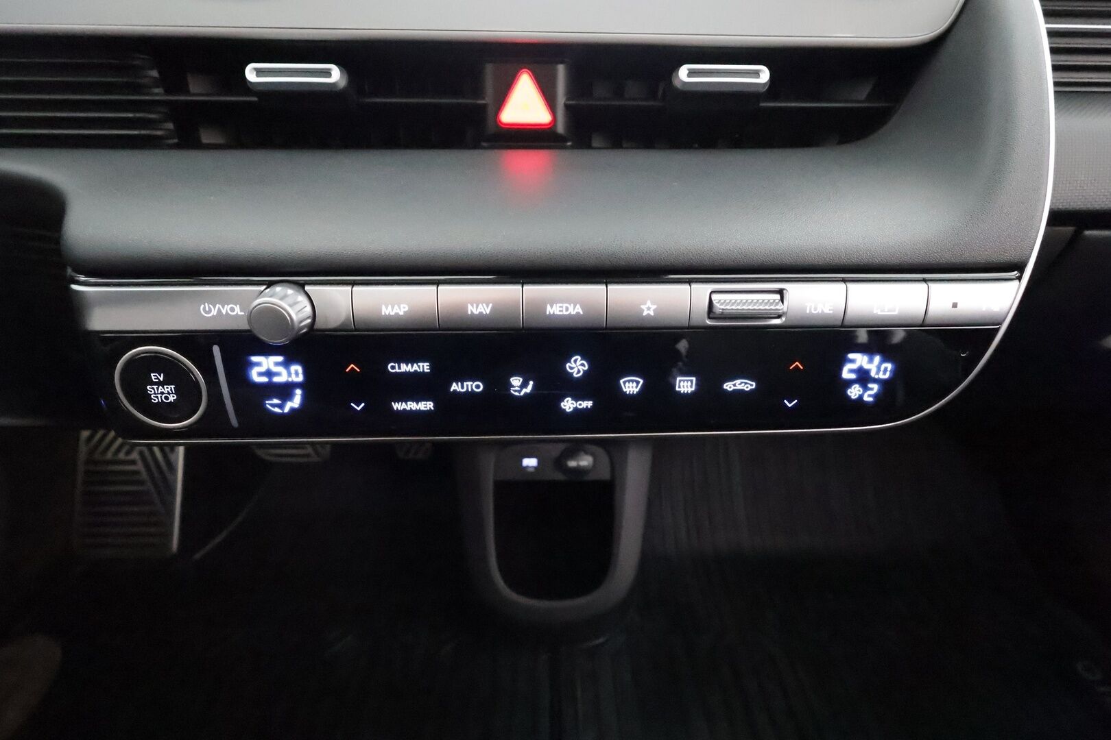 HYUNDAI IONIQ 5 2022 Premium 4WD * ACC / HUD / ILP / Relax-istuimet / Koukku / Bose / 360° / Matrix LED / Ilmastoidut nahat * - Kahdet renkaat aluvanteilla / Merkkihuollettu - HULLUT AVAJAISHULINAT KORKOTARJOUS 3,29 %