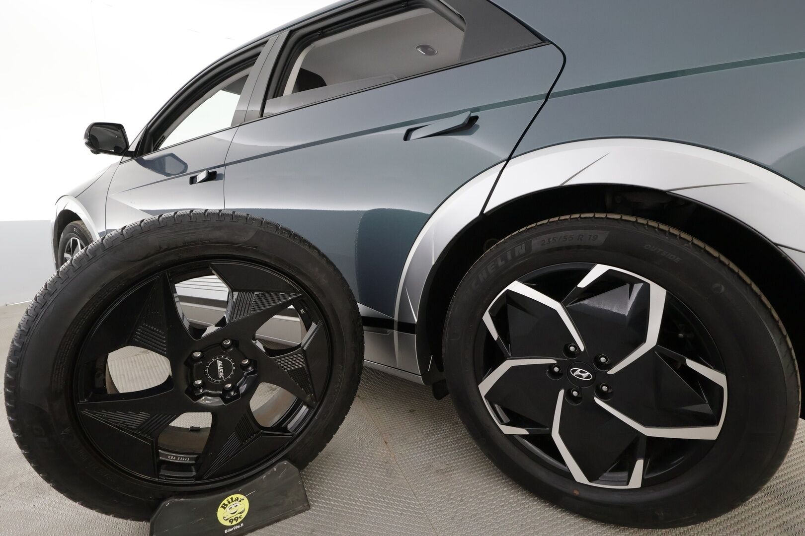 HYUNDAI IONIQ 5 2022 Premium 4WD * ACC / HUD / ILP / Relax-istuimet / Koukku / Bose / 360° / Matrix LED / Ilmastoidut nahat * - Kahdet renkaat aluvanteilla / Merkkihuollettu - HULLUT AVAJAISHULINAT KORKOTARJOUS 3,29 %