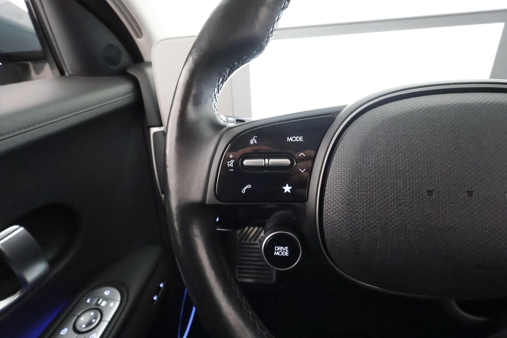 HYUNDAI IONIQ 5 2022 Premium 4WD * ACC / HUD / ILP / Relax-istuimet / Koukku / Bose / 360° / Matrix LED / Ilmastoidut nahat * - Kahdet renkaat aluvanteilla / Merkkihuollettu - HULLUT AVAJAISHULINAT KORKOTARJOUS 3,29 %