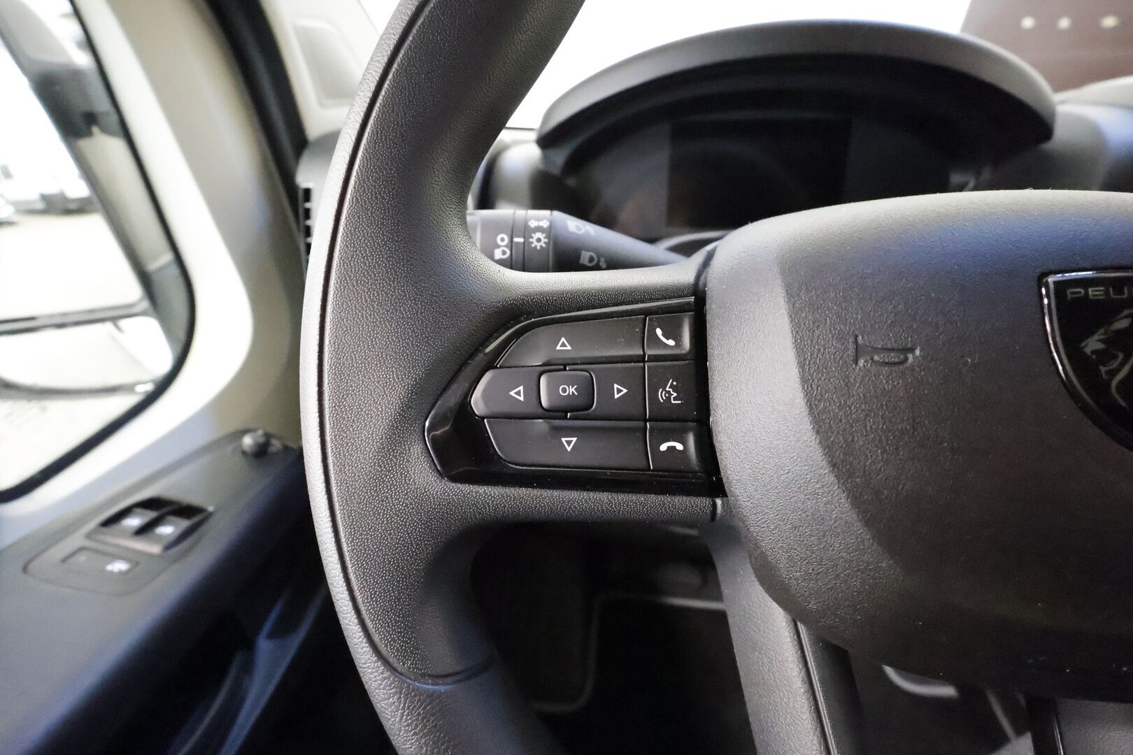 PEUGEOT BOXER 2025 L4H2 180hv Aut 6-P * Sorsa Royal Jatko-ohjaamo / Huippuvarusteltu / Vakkari / P.kamera / Nahat / LED-Lisä / GAS Audio / Navi / 2x Renkaat / ALV * - Keularauta / Kylkiputket / Lisäpitkä / Tehdastakuu voimassa - HULLUT AVAJAISHULINAT KORKOTARJOUS 3,29 %