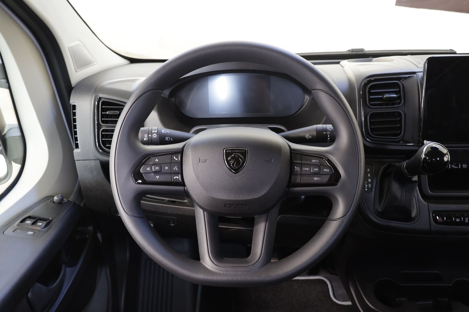 PEUGEOT BOXER 2025 L4H2 180hv Aut 6-P * Sorsa Royal Jatko-ohjaamo / Huippuvarusteltu / Vakkari / P.kamera / Nahat / LED-Lisä / GAS Audio / Navi / 2x Renkaat / ALV * - Keularauta / Kylkiputket / Lisäpitkä / Tehdastakuu voimassa - HULLUT AVAJAISHULINAT KORKOTARJOUS 3,29 %